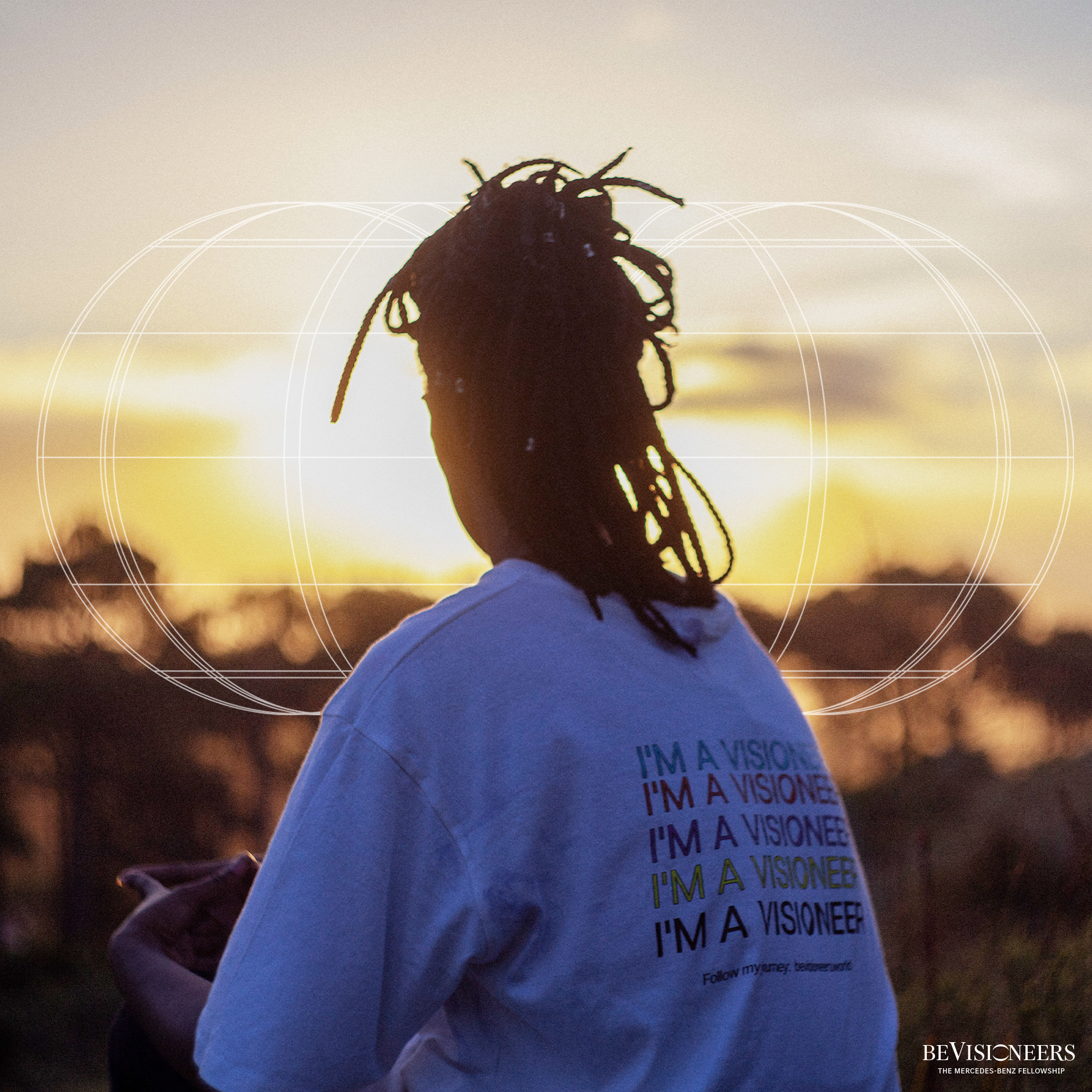 Mercedes-Benz | Land Sea Air | beVisioneers Nő hátulról, naplemente előtt, beVisioneers pólóban.