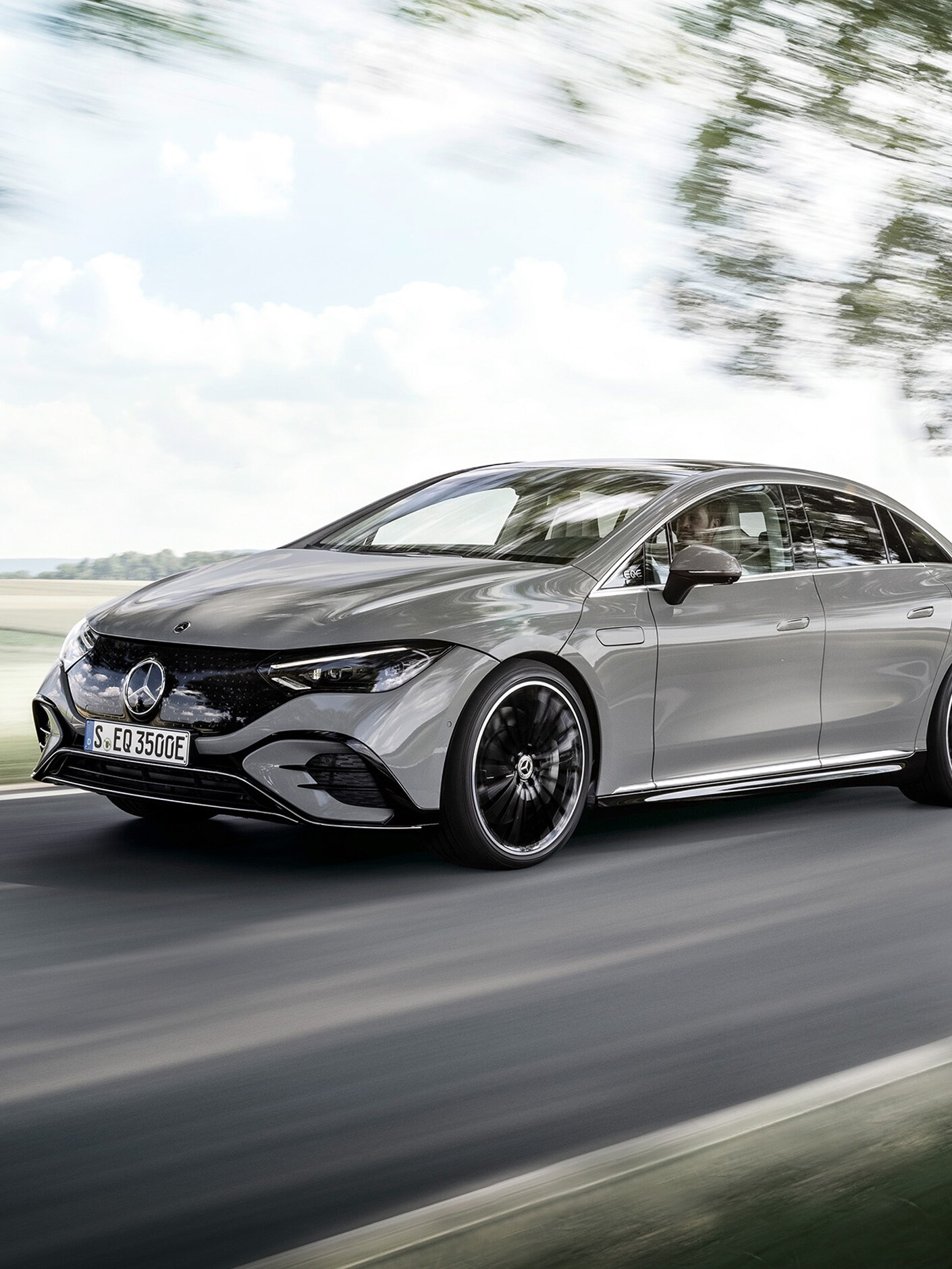 Egy EQS egy országúton, oldalnézetben