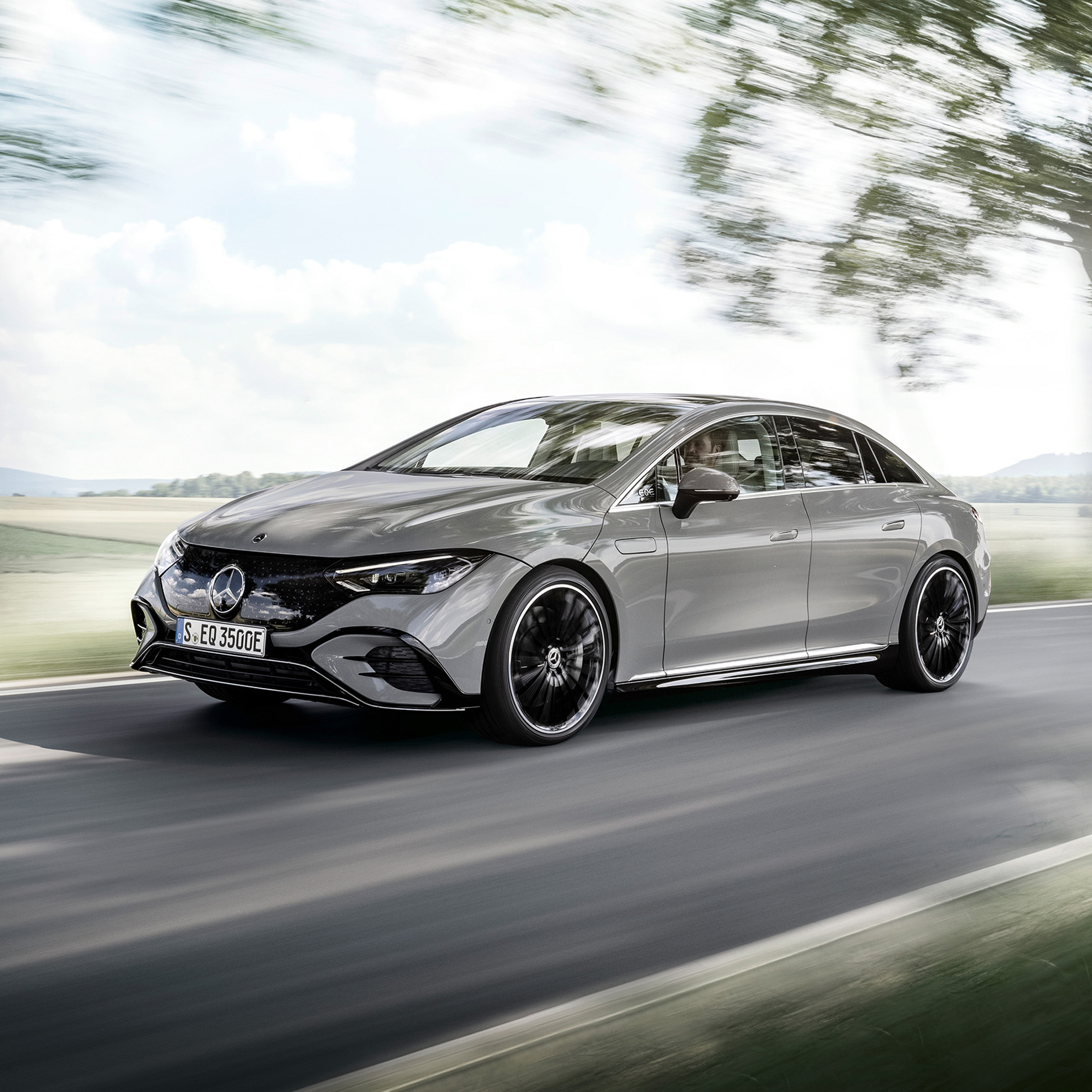 Mercedes-Benz | Land Sea Air | EQS Egy EQS egy országúton, oldalnézetben