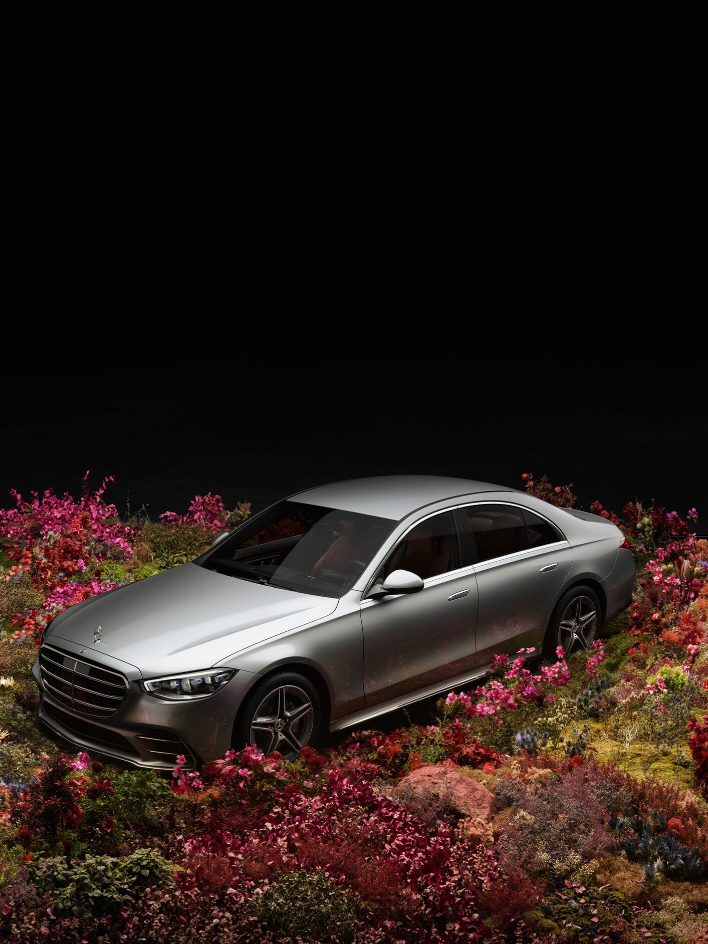 Egy Mercedes-Benz jármű átlátszó külsővel.