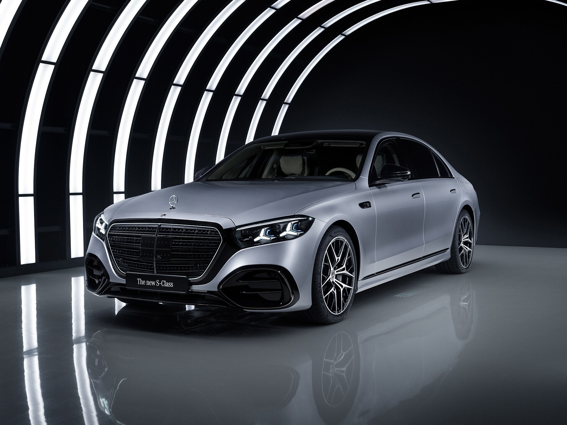 A Mercedes-Benz hajtásláncok mögötti technológiát bemutató kép.