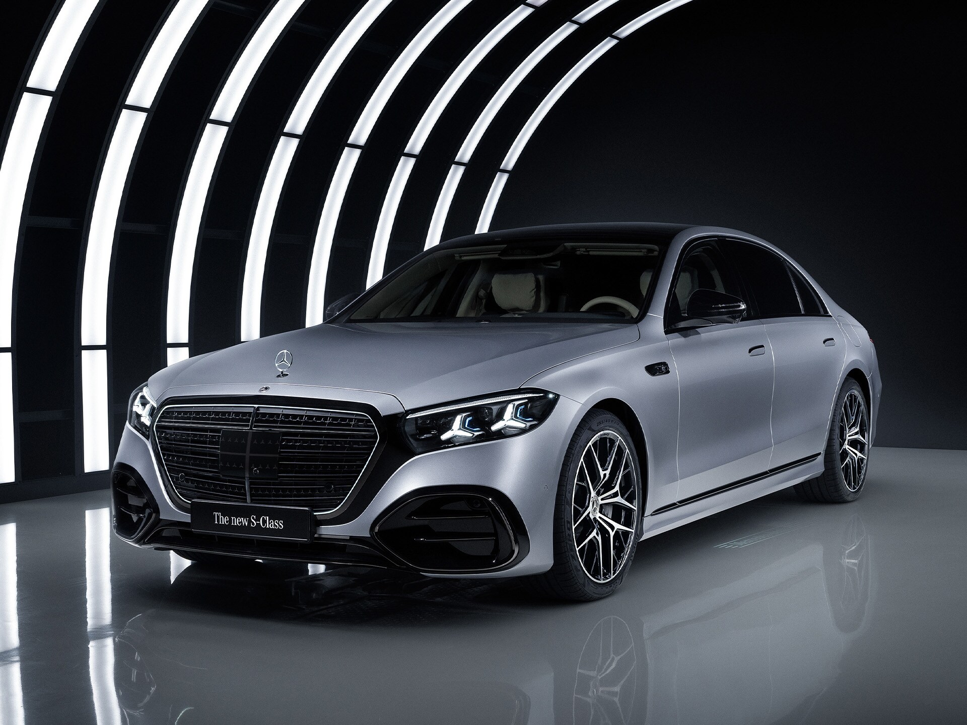 A Mercedes-Benz S-osztály egy stúdióban, megvilágított ívvel.