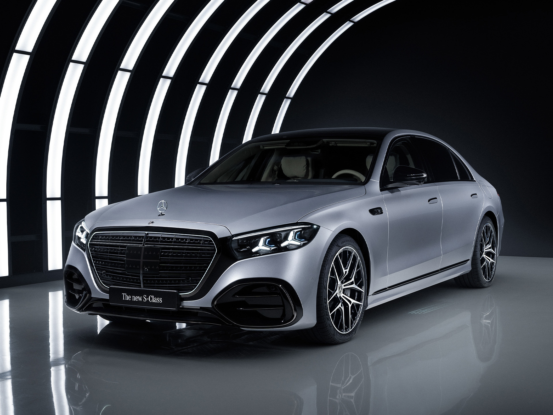 Technológia | MBUX multimédia-rendszer | Mercedes-Benz A Mercedes-Benz S-osztály egy stúdióban, megvilágított ívvel.