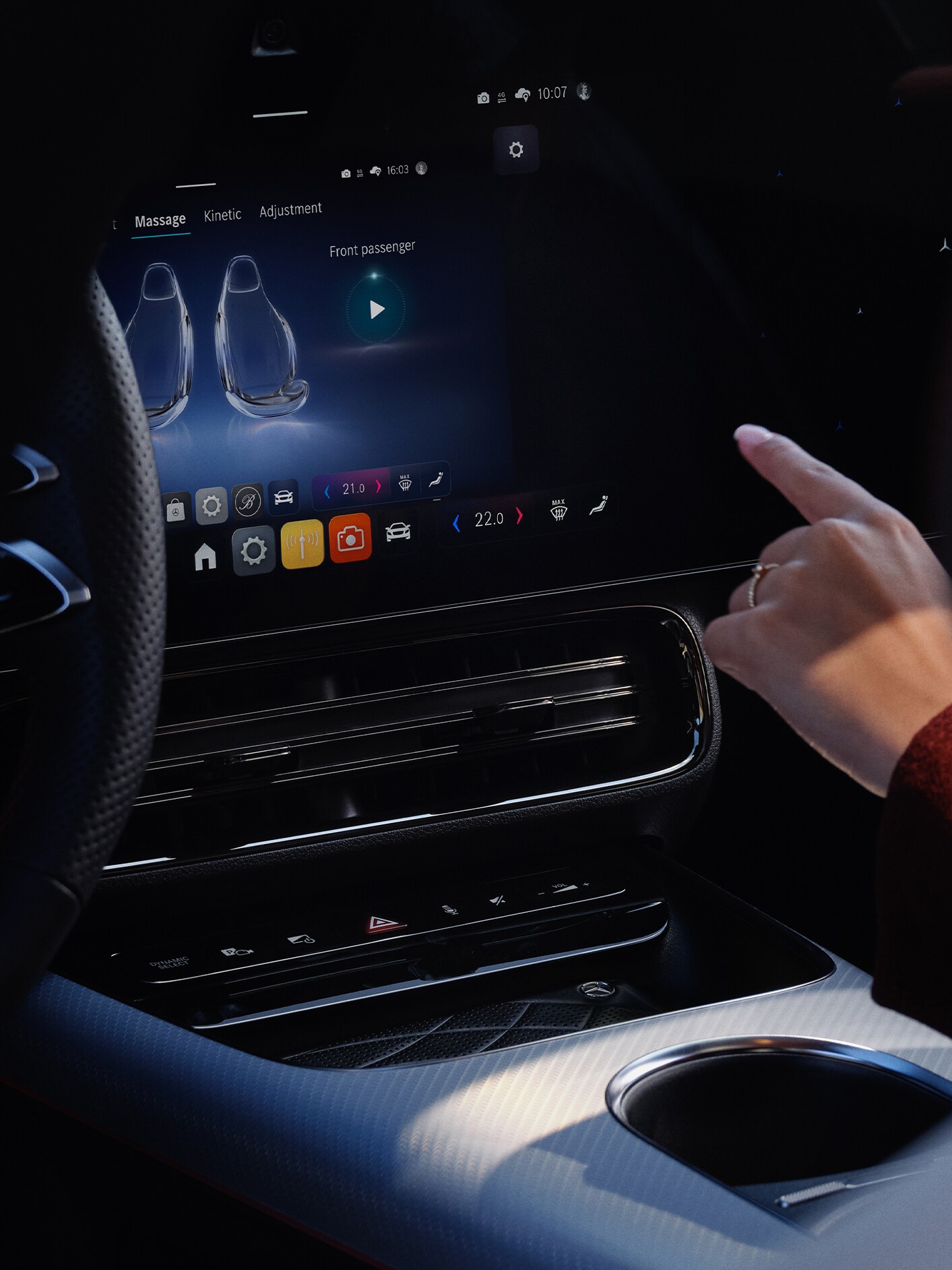 Az MBUX multimédia-rendszer, amely a személyre szabási lehetőségeket jeleníti meg egy Mercedes-Benz modellben.