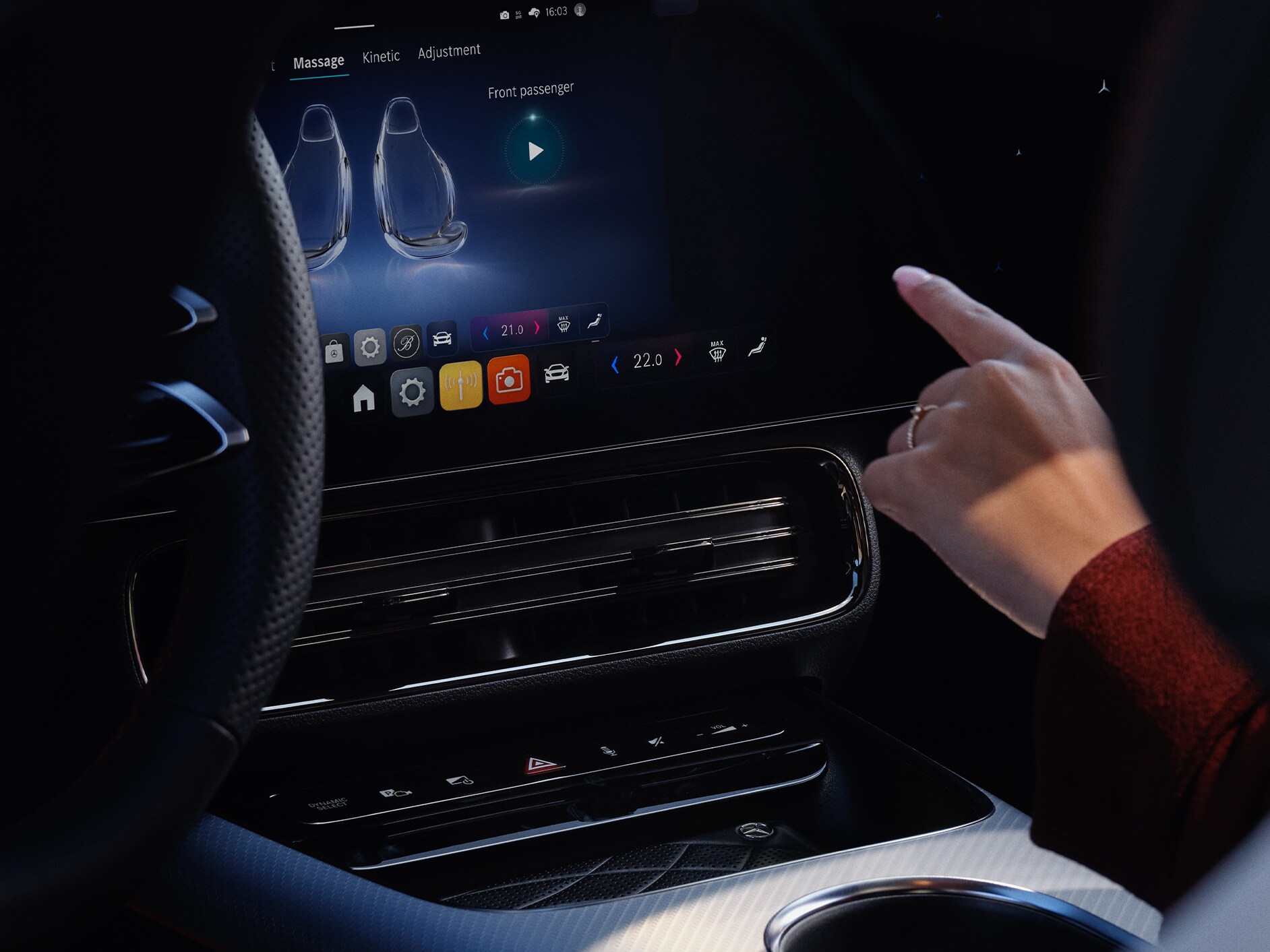 Az MBUX multimédia-rendszer, amely a személyre szabási lehetőségeket jeleníti meg egy Mercedes-Benz autóban.