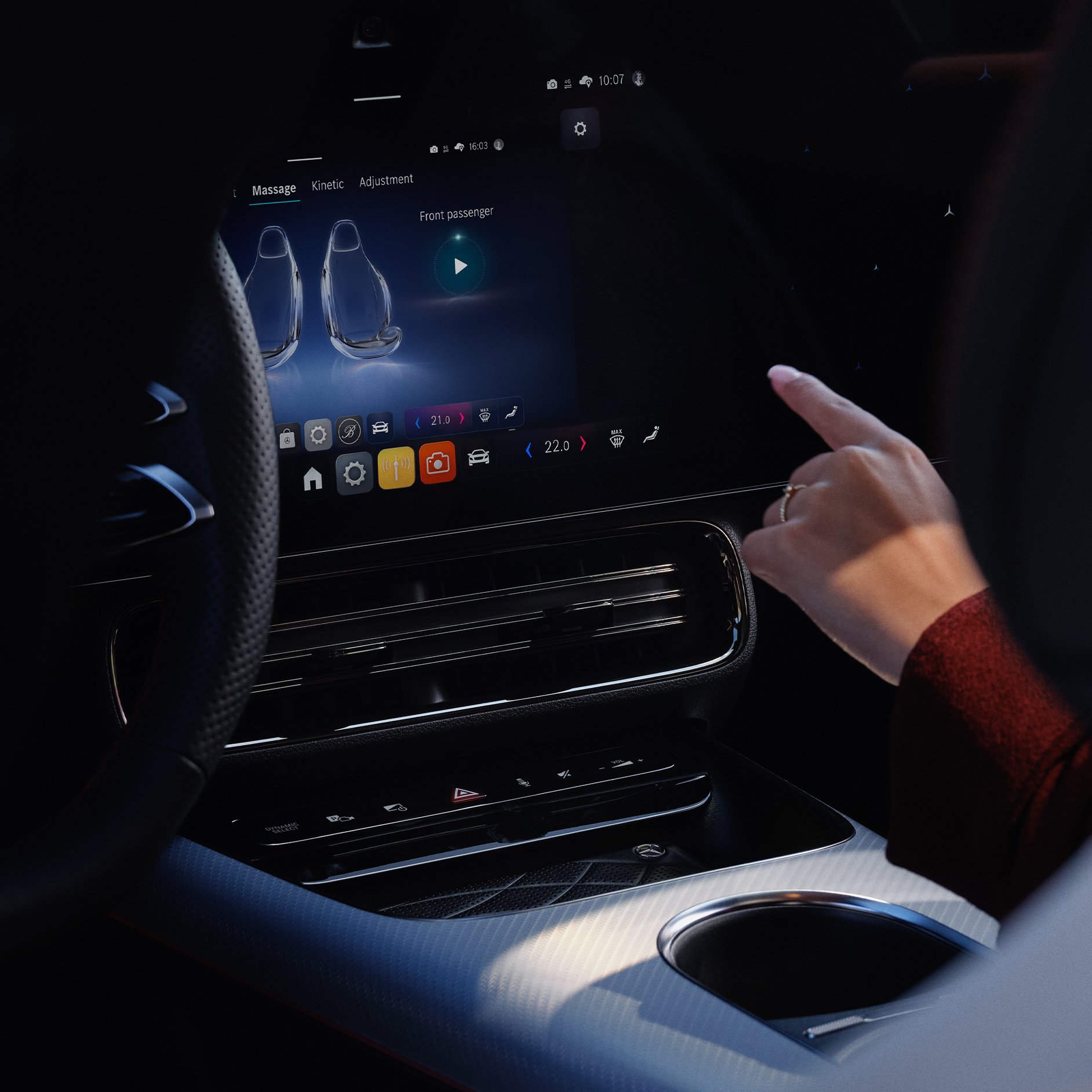 Személyre szabás | MBUX multimédia-rendszer | Mercedes-Benz Az MBUX multimédia-rendszer, amely a személyre szabási lehetőségeket jeleníti meg egy Mercedes-Benz autóban.