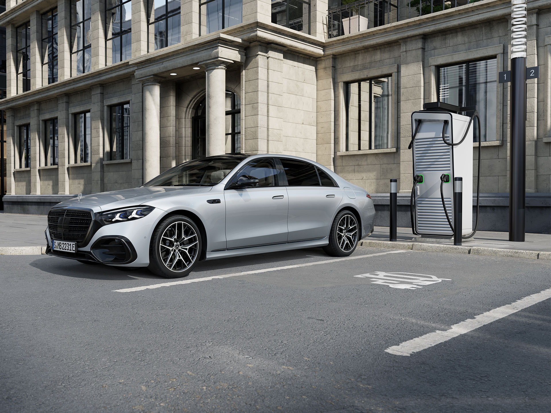 Ösztönzők | Plug-in hybridek | Mercedes-Benz A Mercedes-Benz S-osztály limuzin hosszú karosszériájú plug-in hybrid modellje, 7/8-os oldalnézetben, egy parkolóban, egy töltőállomás mellett.