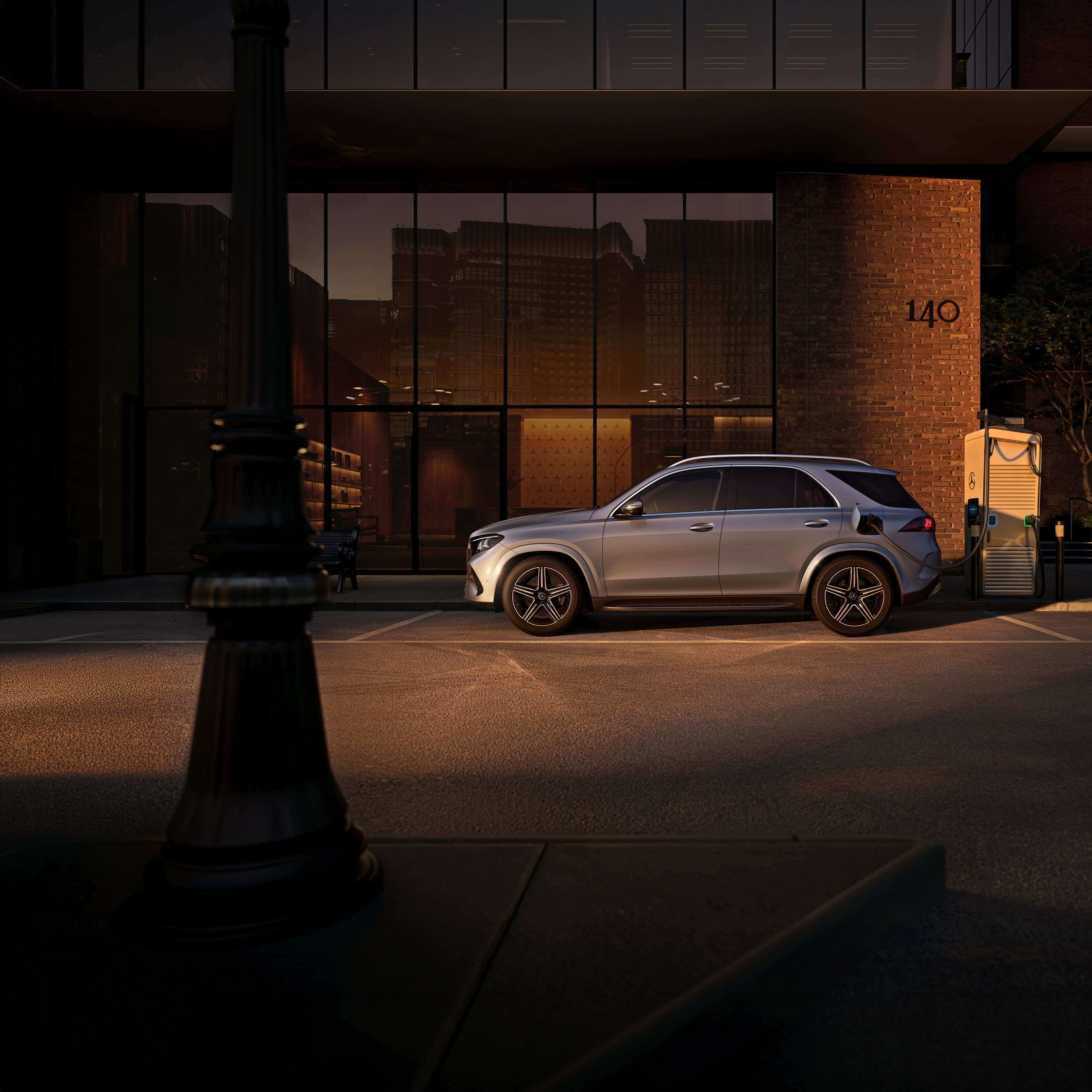 Plug-in hibridek | Mercedes-Benz A Mercedes-Benz GLE SUV oldalnézetben egy nagy ház előtt.