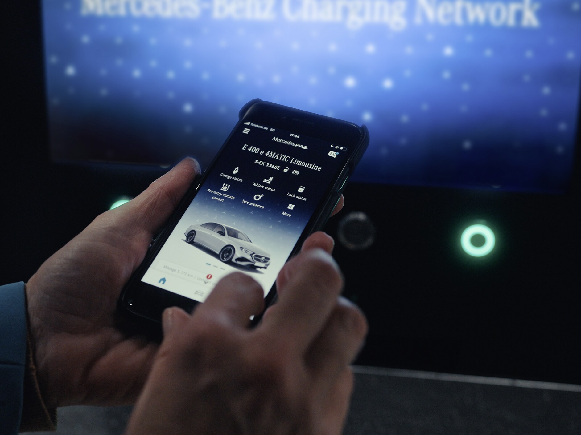 A Mercedes-Benz plug-in hibrid autóinak töltési lehetőségei.