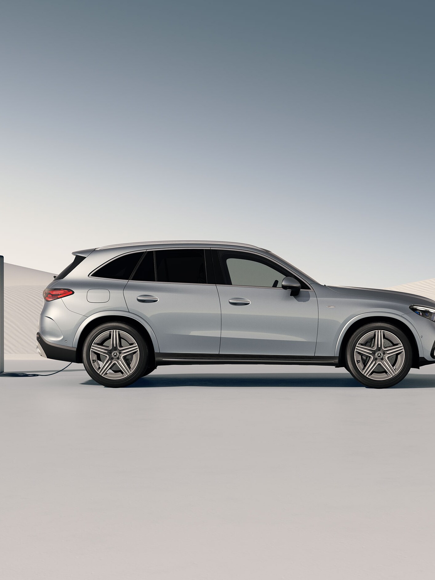 A GLC plug-in hibrid SUV oldalnézete.