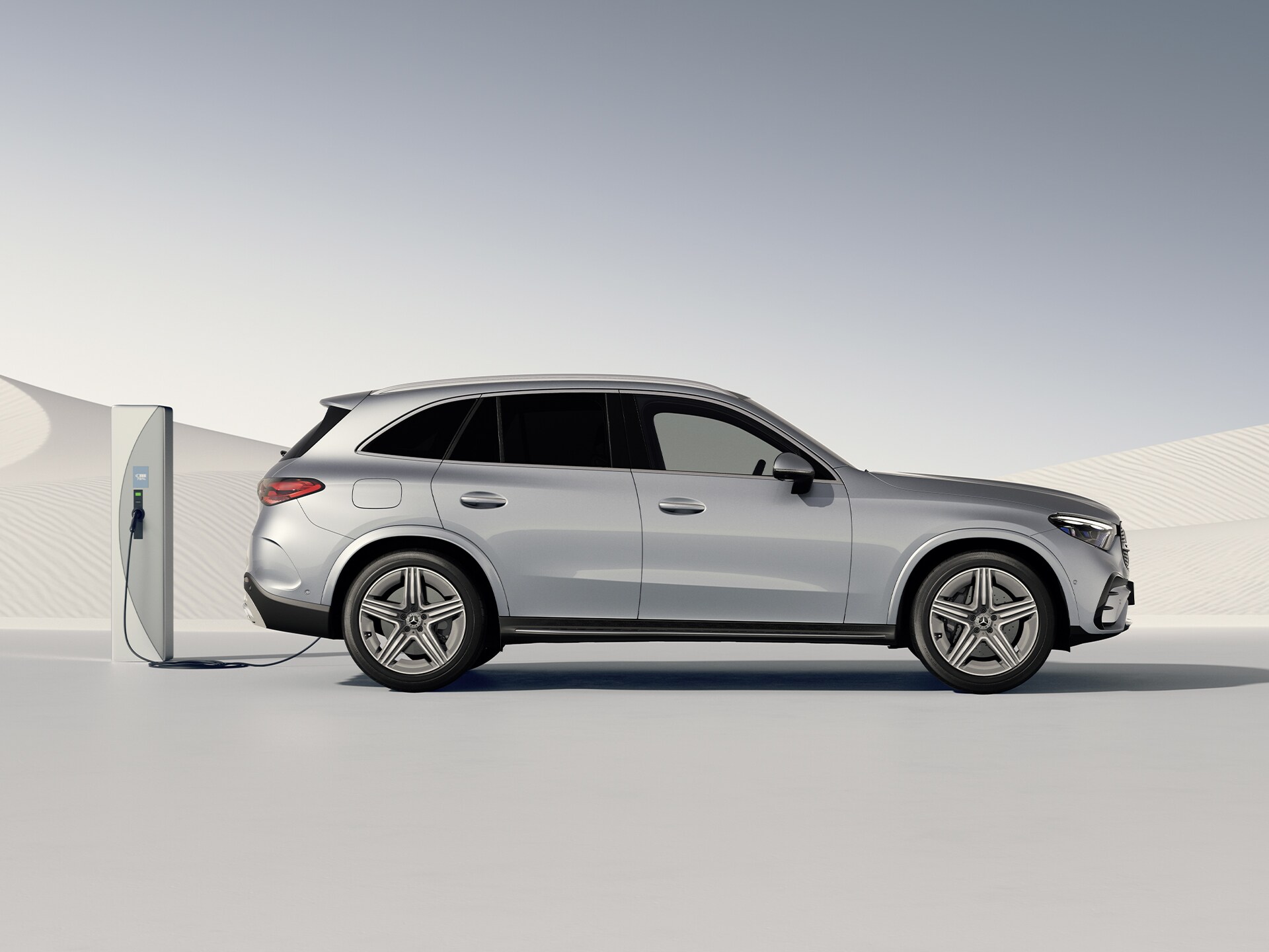 A GLC plug-in hibrid SUV oldalnézete egy töltőállomáson.