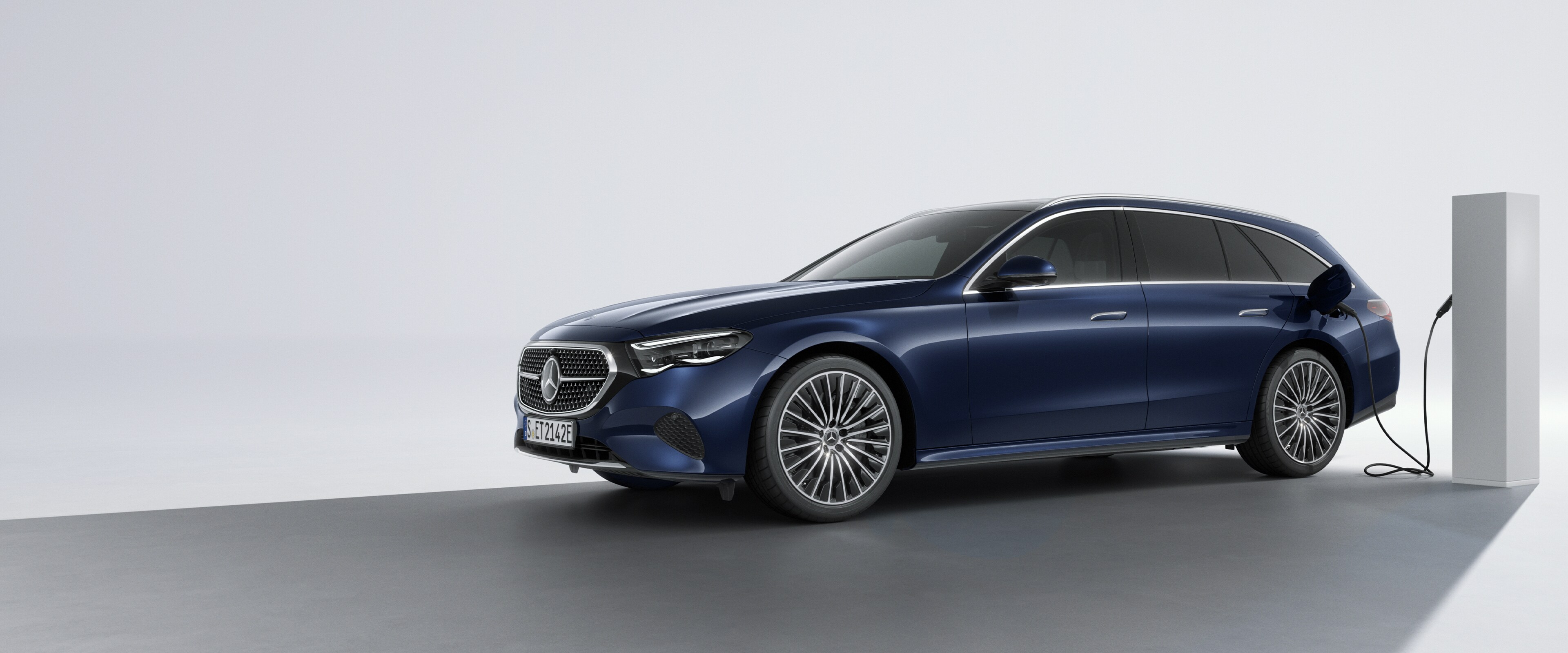 Egy Mercedes-Benz plug-in hibrid jármű hátsó oldalnézetben egy töltőállomáson.