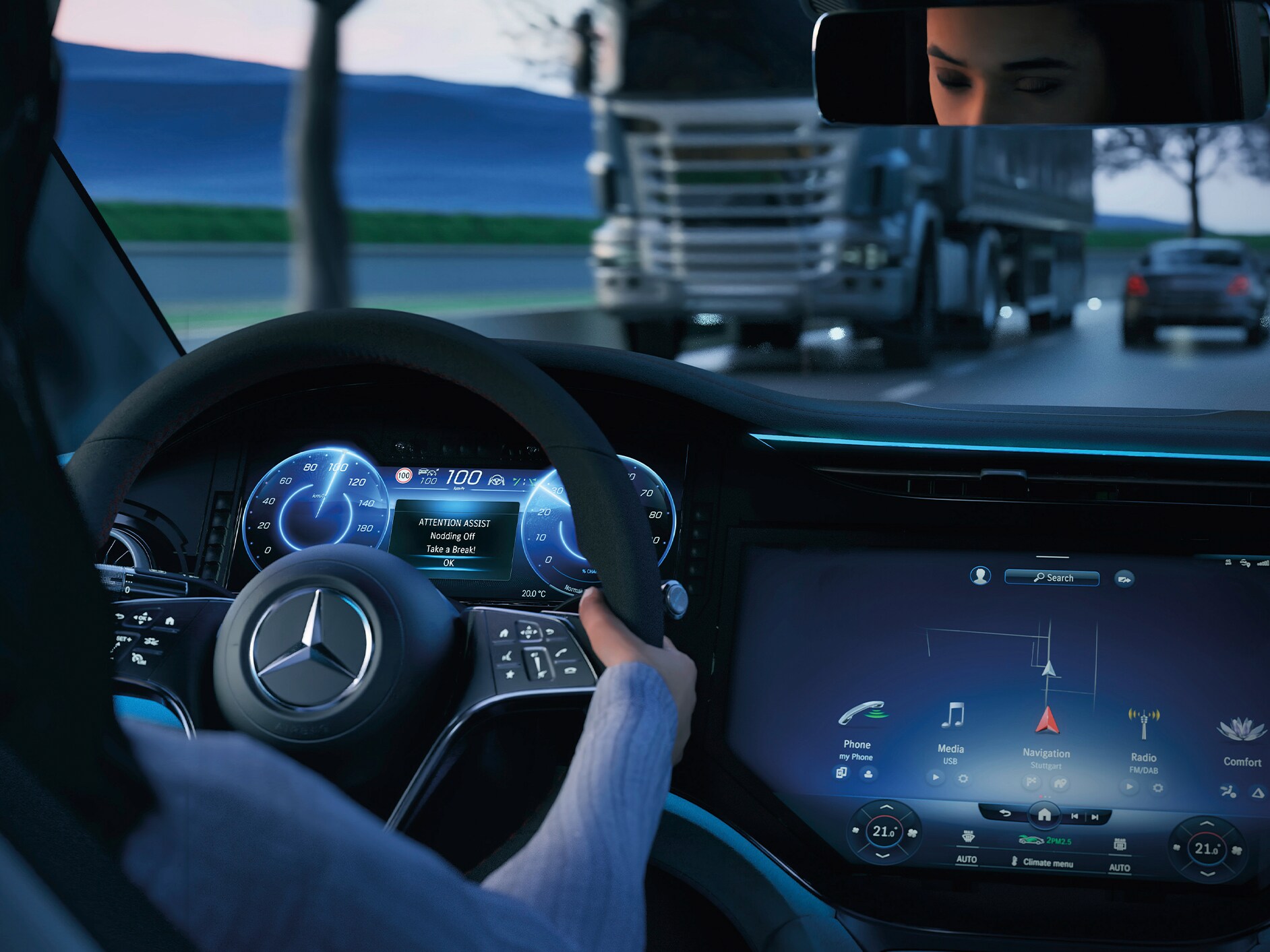 Egy Mercedes-Benz személygépkocsi vezetőfülkéjének belső nézete.
