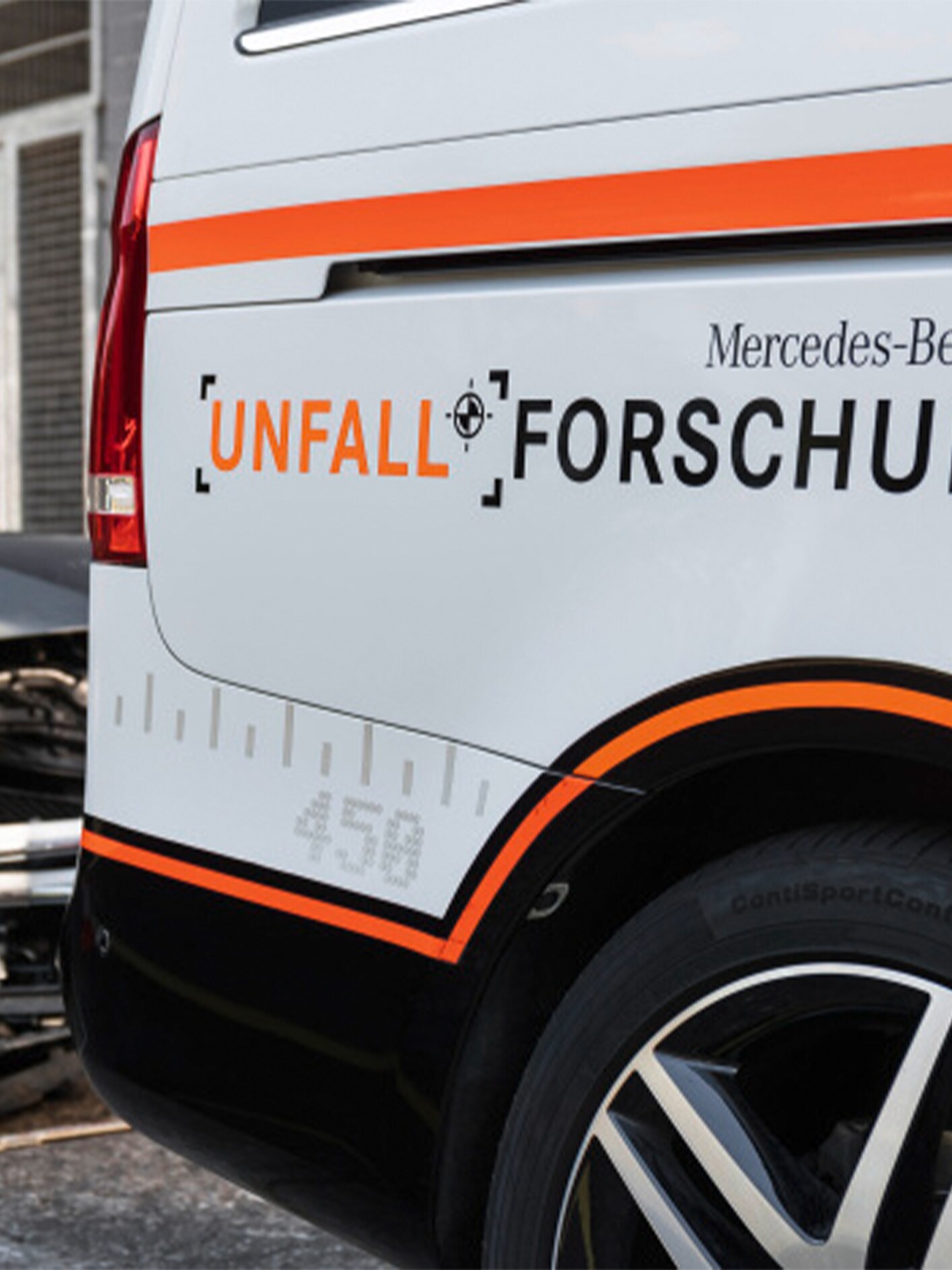 Mercedes-Benz modell "Unfall Forschung" felirattal az oldalán.