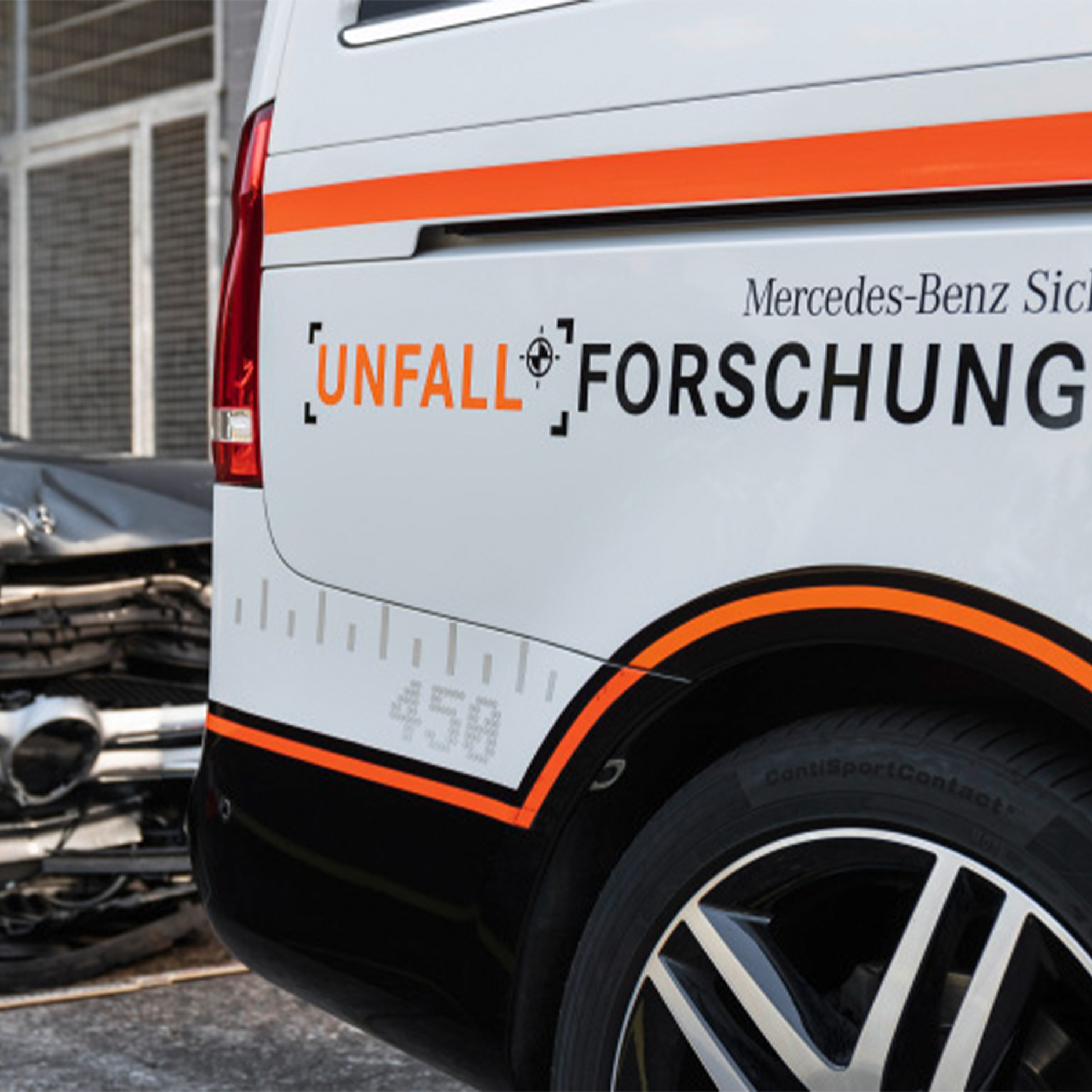 Valós balesetek vizsgálata | Biztonság | Mercedes-Benz Mercedes-Benz gépkocsi "Baleseti kutatás" felirattal az oldalán.