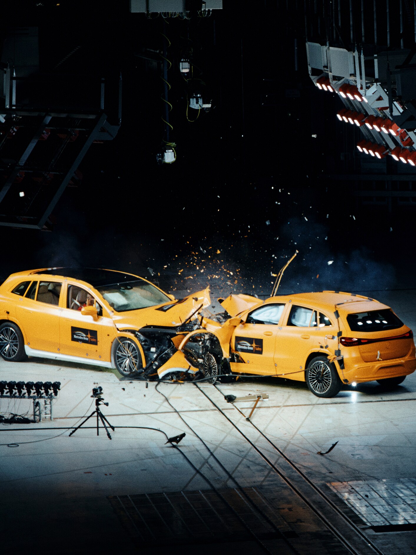 Két Mercedes-Benz személygépkocsi frontális ütközése, amelyet a törésteszt kamerái rögzítettek.