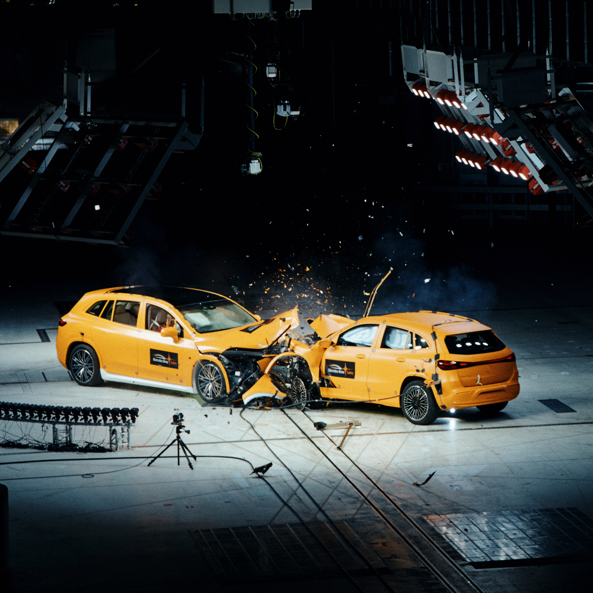 A biztonság nem hajtáslánc-technológia kérdése | Biztonság | Mercedes-Benz Két Mercedes-Benz személygépkocsi frontális ütközése, amelyet a törésteszt kamerái rögzítettek.