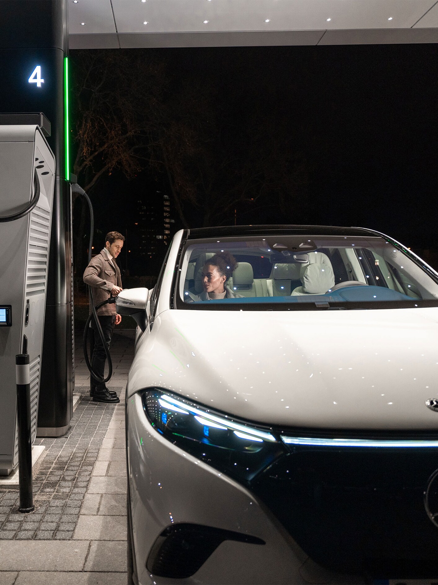 A Mercedes-Benz CLA az utcán áll, egy töltőoszlophoz csatlakoztatva.