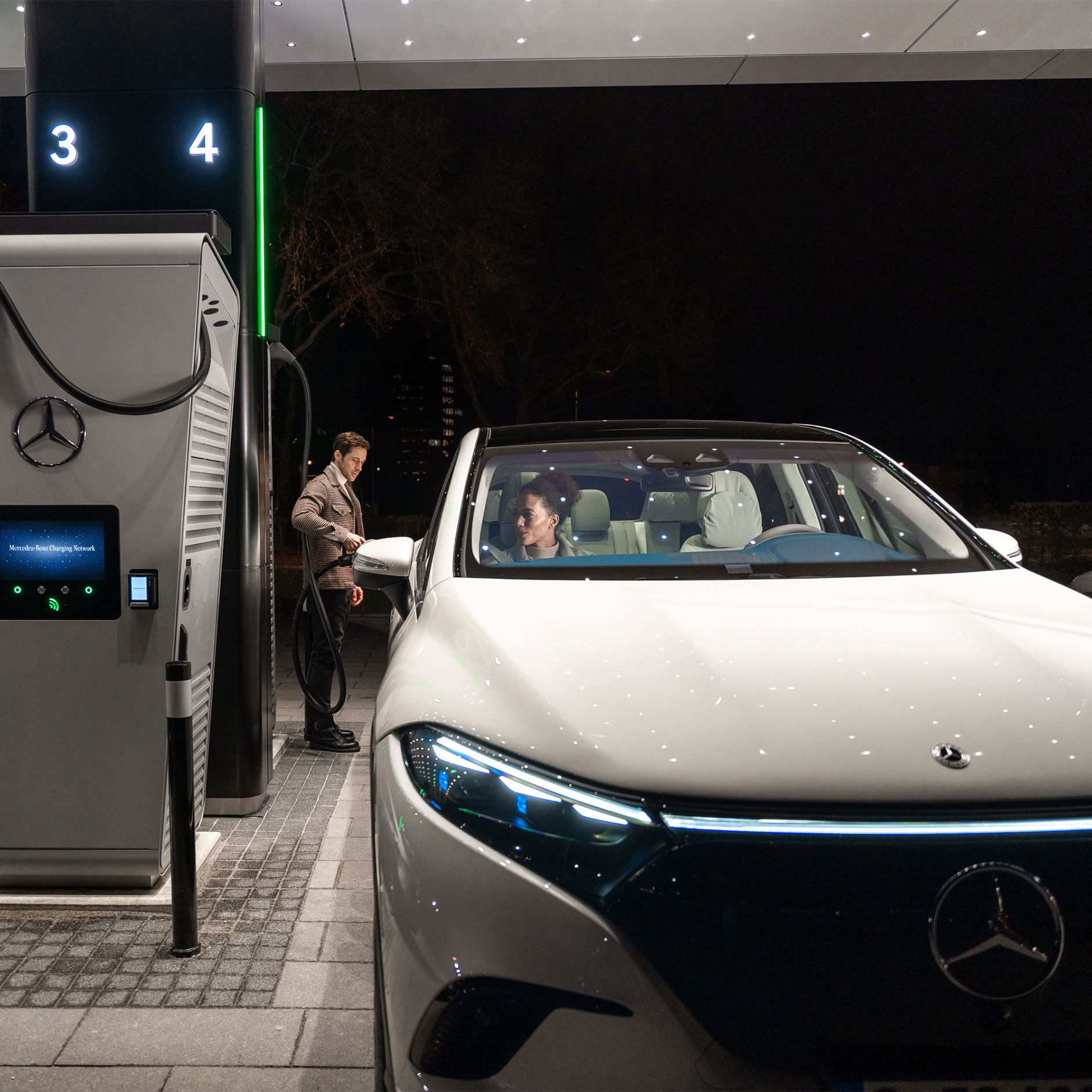 Kényelmes töltés | Technológia | Mercedes-Benz Egy Mercedes-Benz modellt töltenek egy töltőállomáson.
