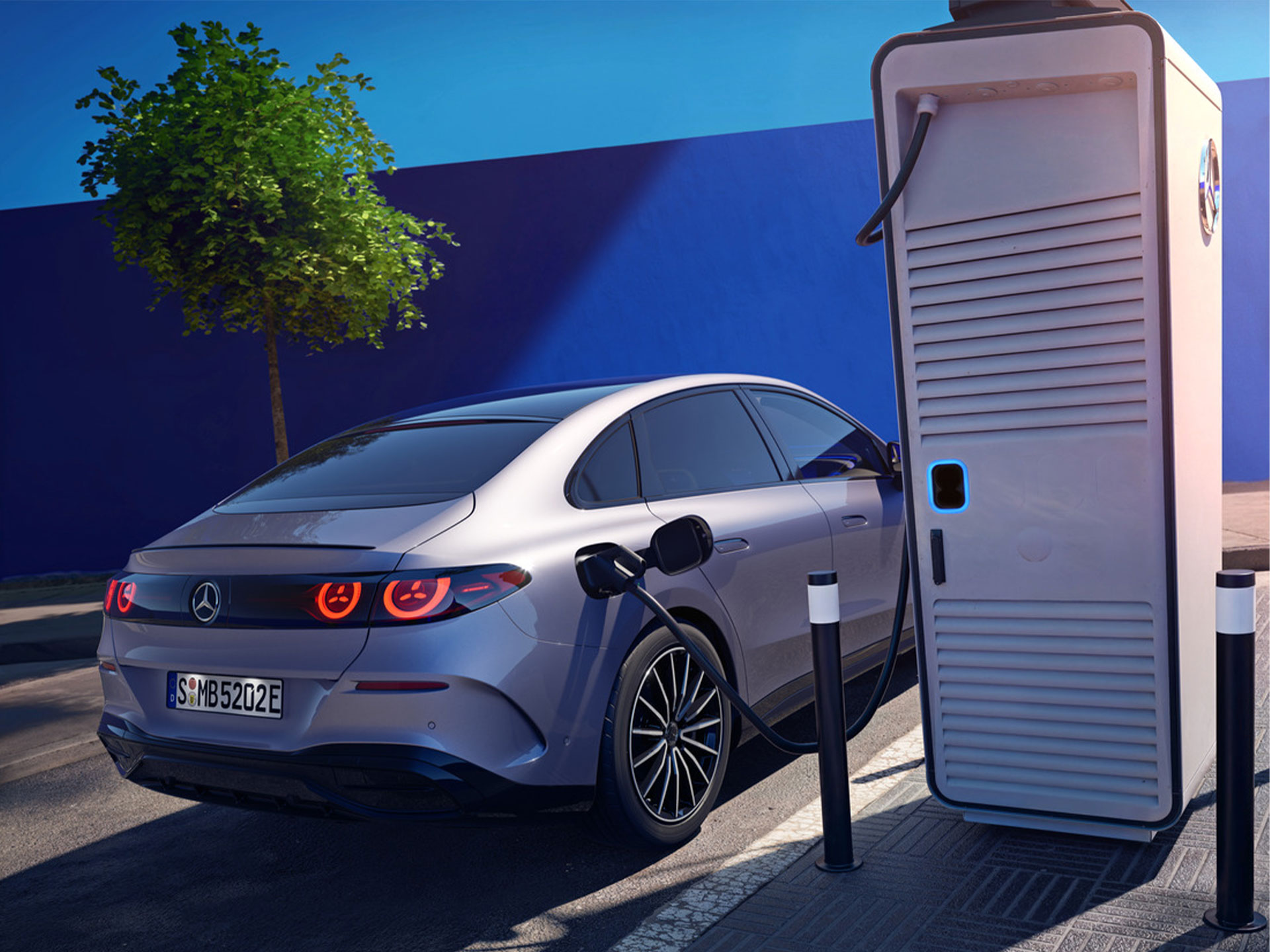 Javítja az életét | Technológia | Mercedes-Benz Egy Mercedes-Benz töltődik egy elektromos töltőállomáson.