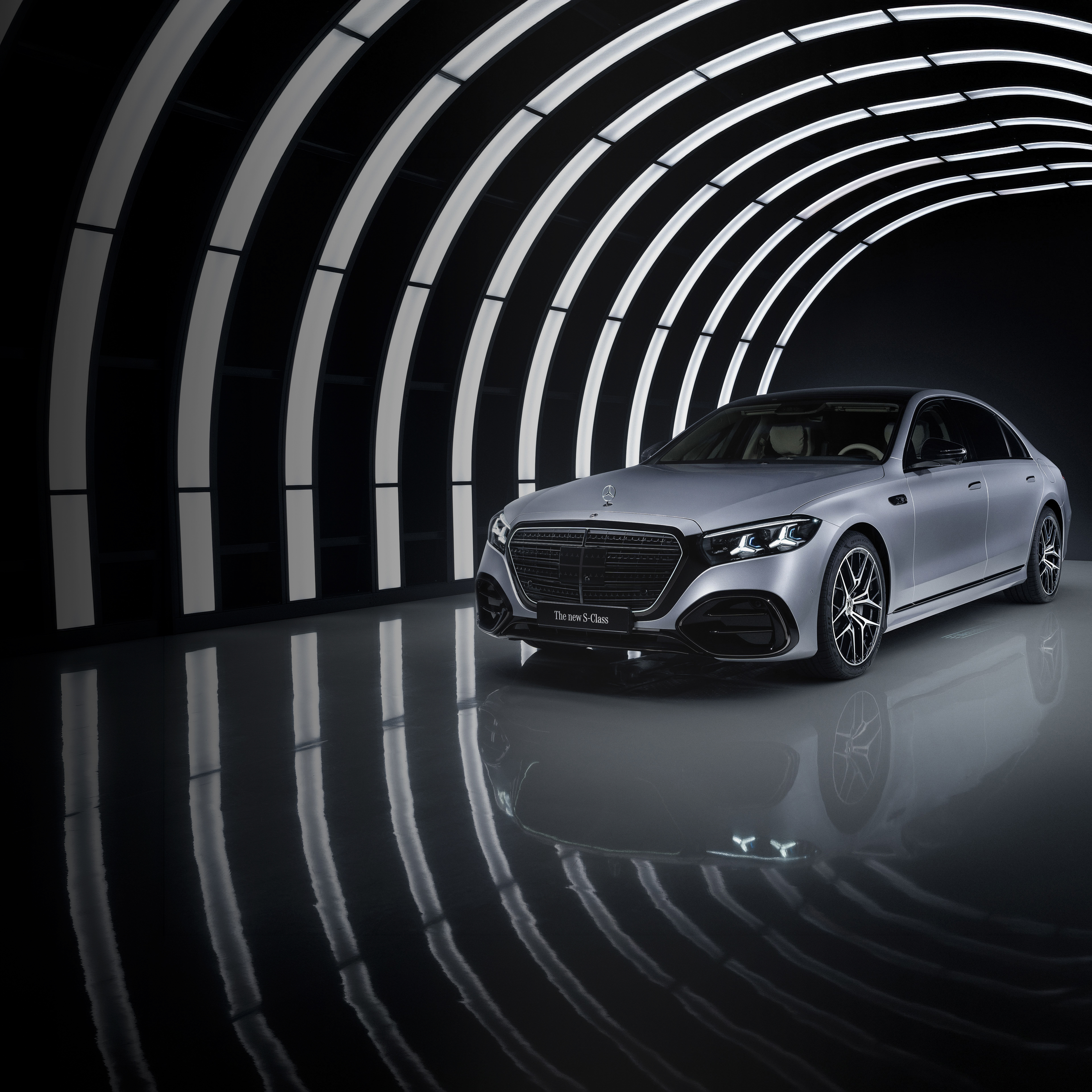 Technológia | Mercedes-Benz Egy Mercedes-Benz S-osztály egy megvilágított garázsban.