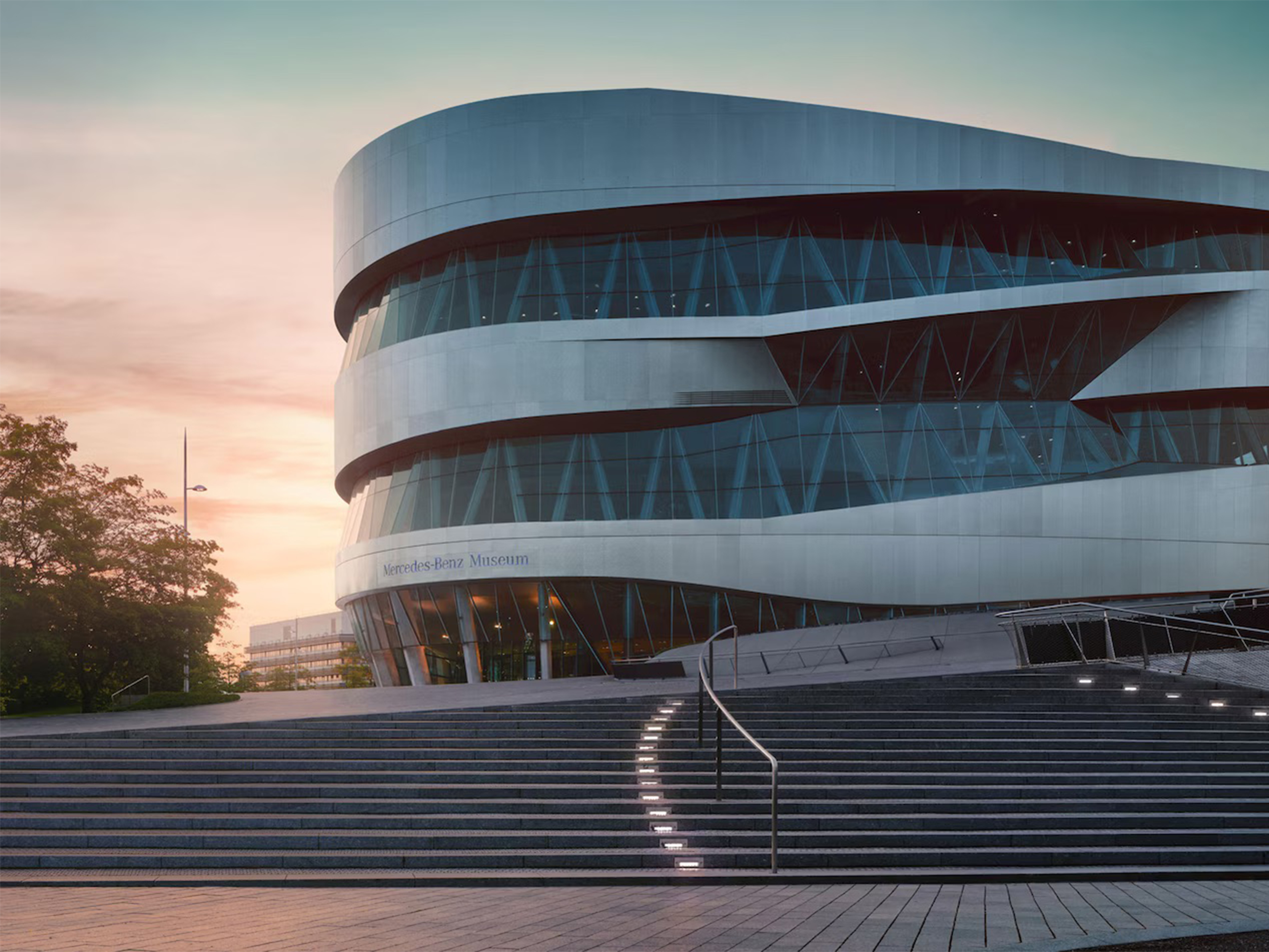 Mercedes-Benz Múzeum Stuttgart | Mercedes-Benz A stuttgarti Mercedes-Benz Múzeum külső nézete.
