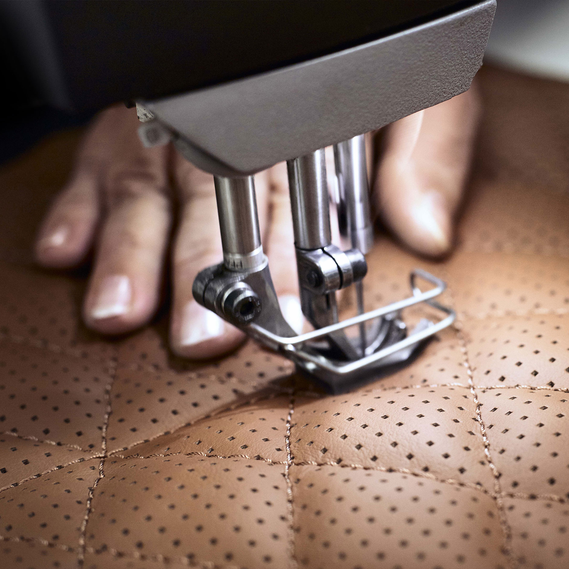 A Mercedes-Benz csillaggal ellátott MANUFAKTUR szövetet kézzel dolgozzák fel. A Mercedes-Benz csillaggal ellátott MANUFAKTUR szövetet kézzel dolgozzák fel.