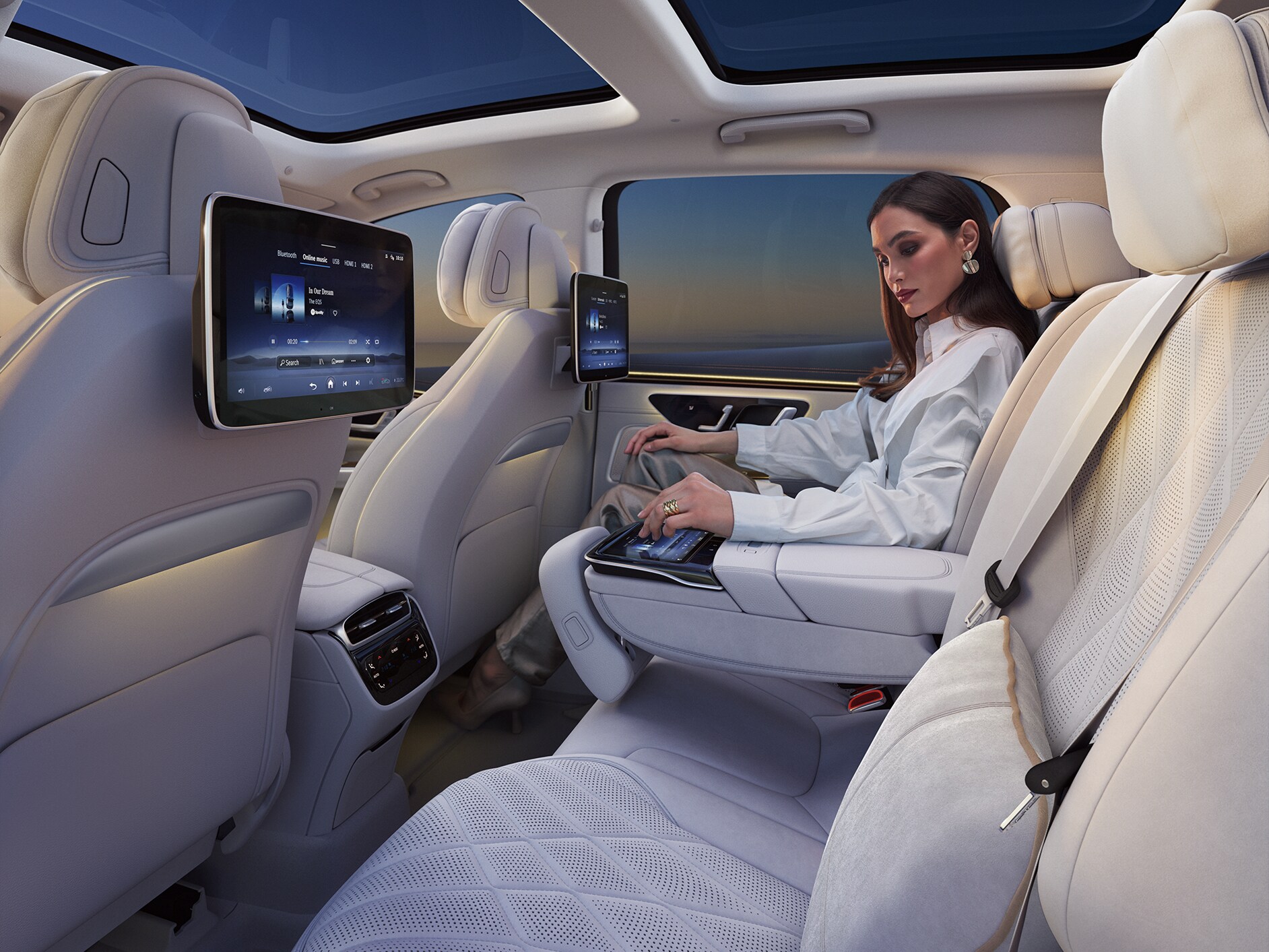 Egy Mercedes-Benz EQS SUV hátsó belső tere.