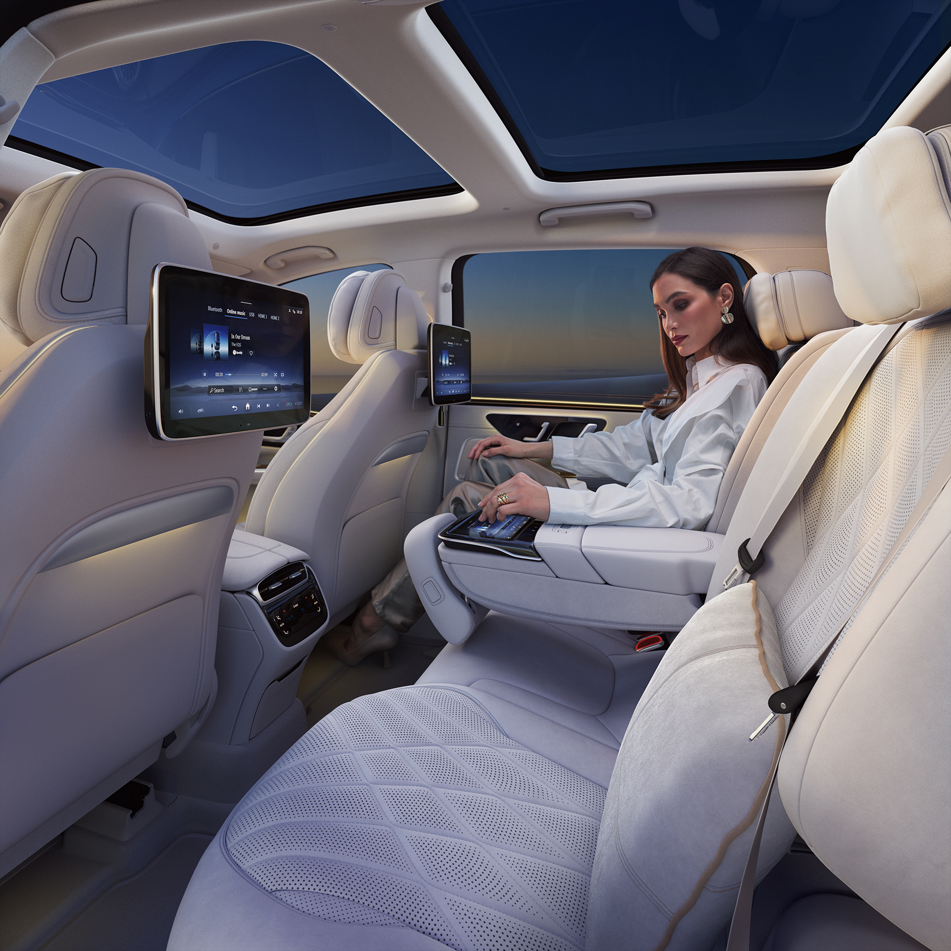 Egy Mercedes-Benz EQS SUV hátsó belső tere. Egy Mercedes-Benz EQS SUV hátsó belső tere.