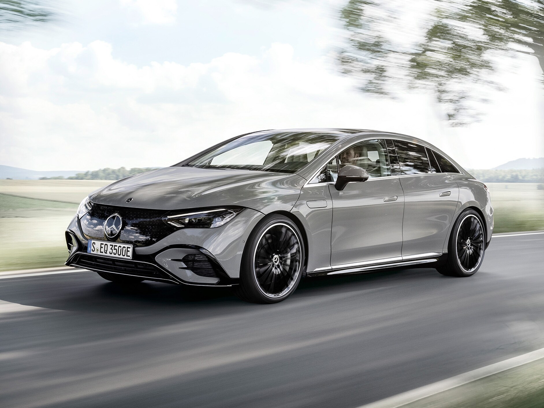 A Mercedes-Benz EQS limuzin elölnézetben.