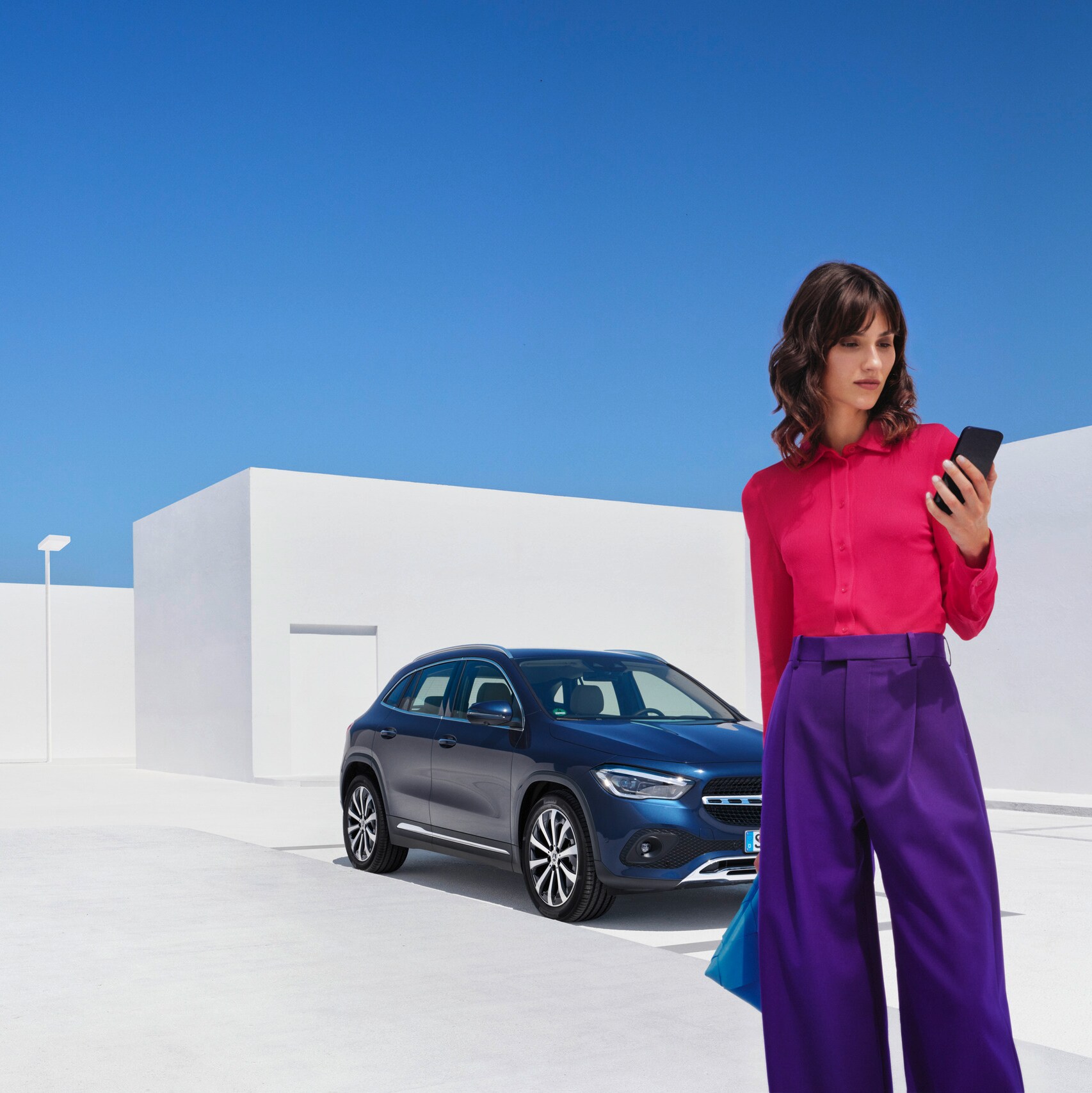 Egy személy felveszi a kapcsolatot a Mercedes-Benzzel a mobiltelefonján keresztül.