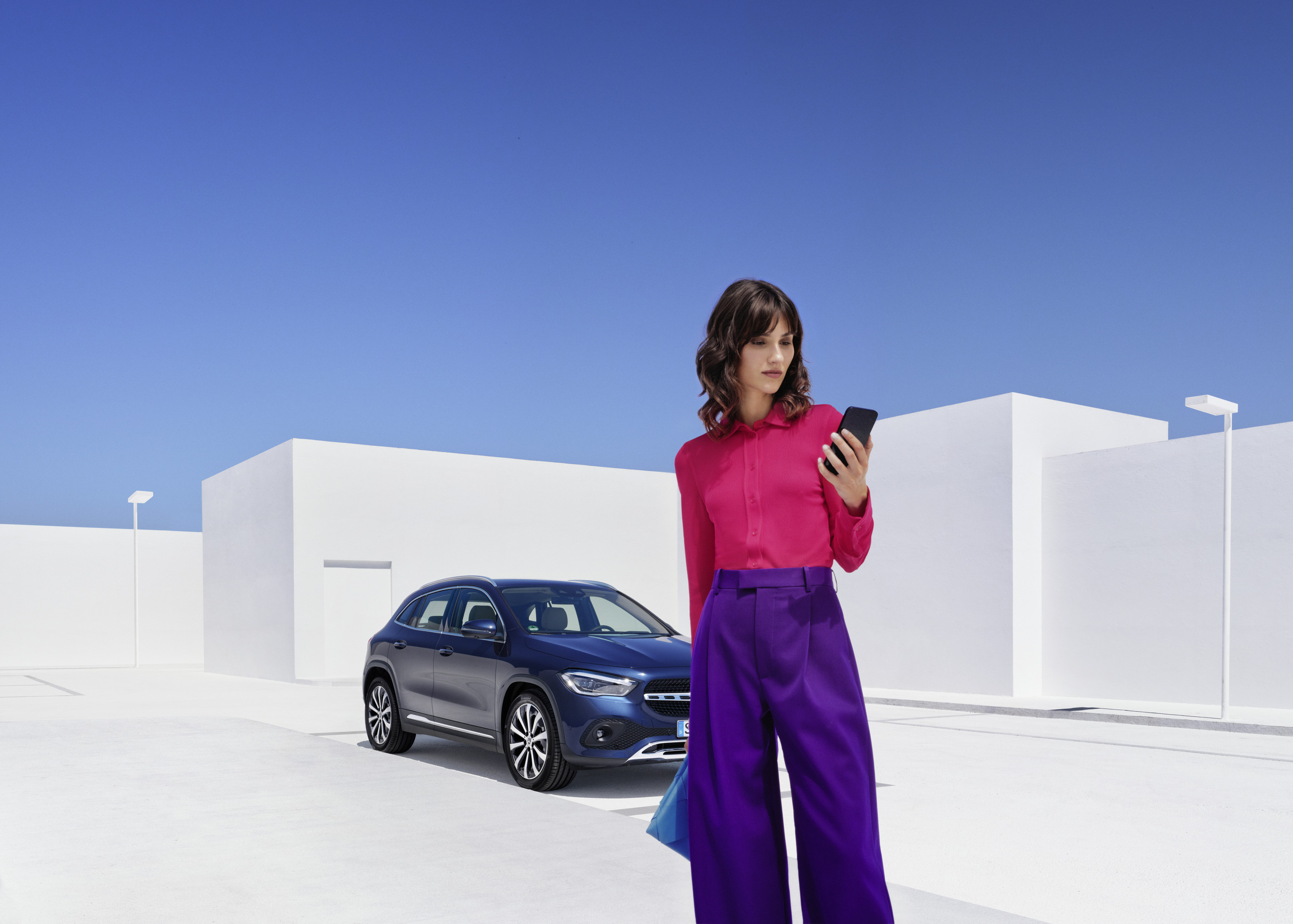 Kapcsolat Egy személy felveszi a kapcsolatot a Mercedes-Benzzel a mobiltelefonján keresztül.