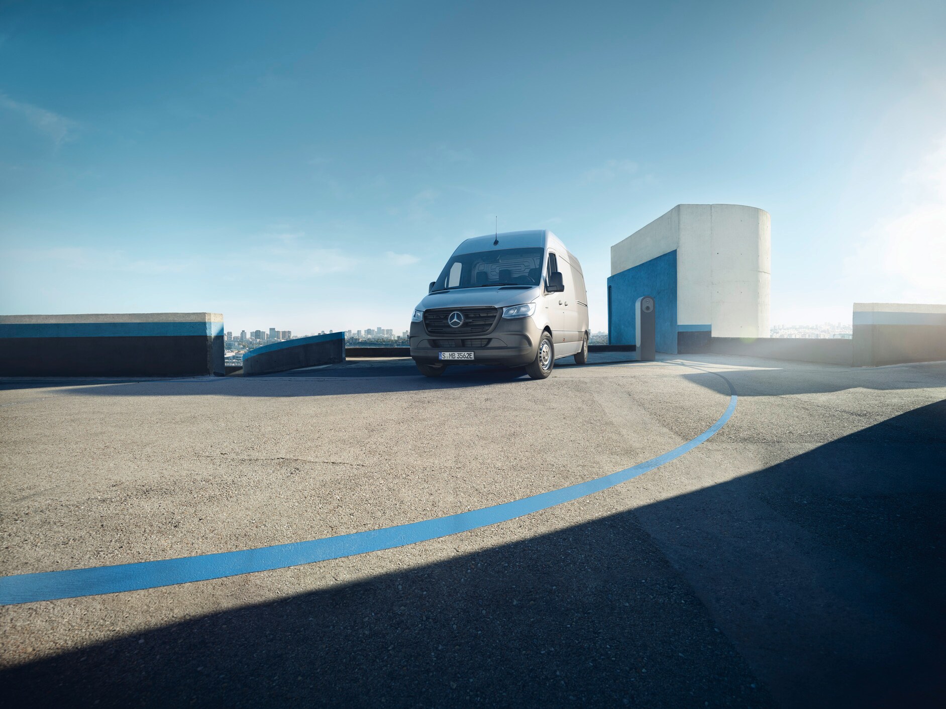 A Mercedes-Benz eSprinter zárt áruszállító egy parkolóház tetején áll.
