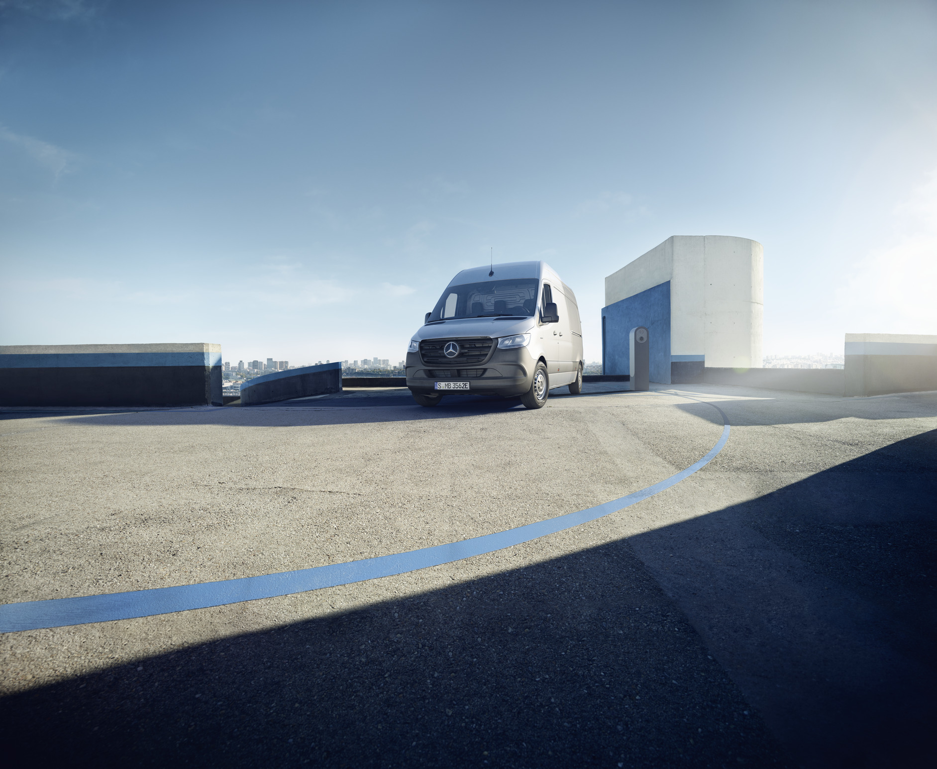 eSprinter és Sprinter | Mercedes-Benz A Mercedes-Benz eSprinter zárt áruszállító egy parkolóház tetején áll.
