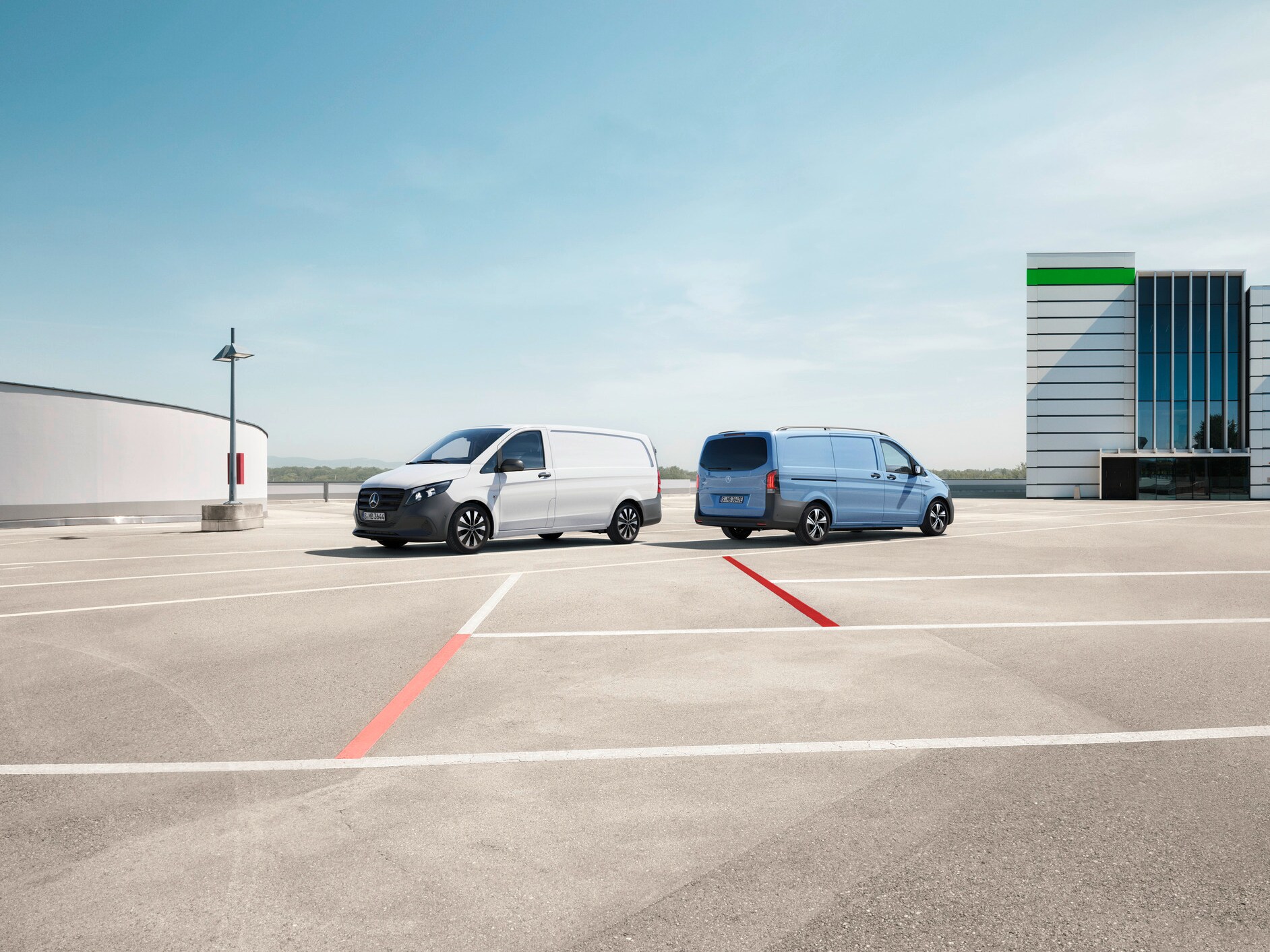 A Mercedes-Benz Vito zárt áruszállító és az eVito zárt áruszállító egy parkolóház tetején áll.