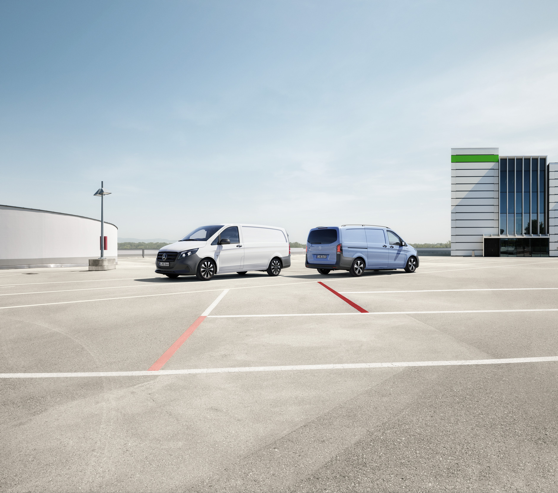 eVito és Vito | Mercedes-Benz A Mercedes-Benz Vito zárt áruszállító és az eVito zárt áruszállító egy parkolóház tetején áll.