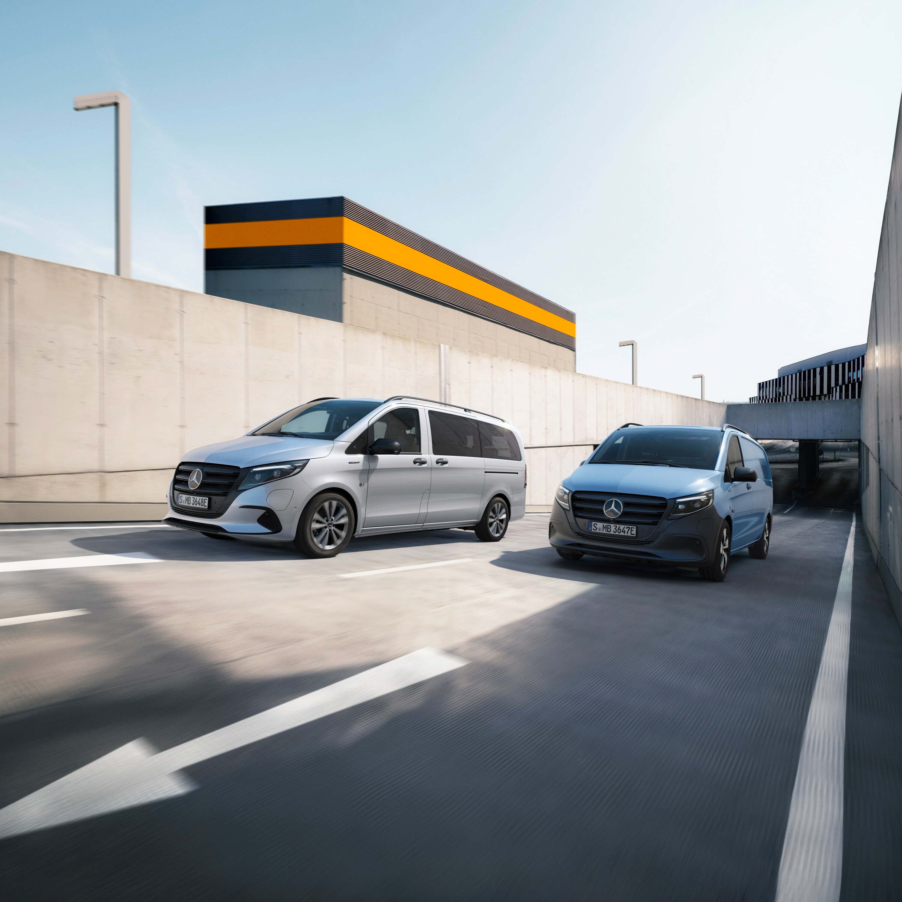 A Mercedes-Benz eVito Tourer és eVito zárt áruszállító halad egy úton.