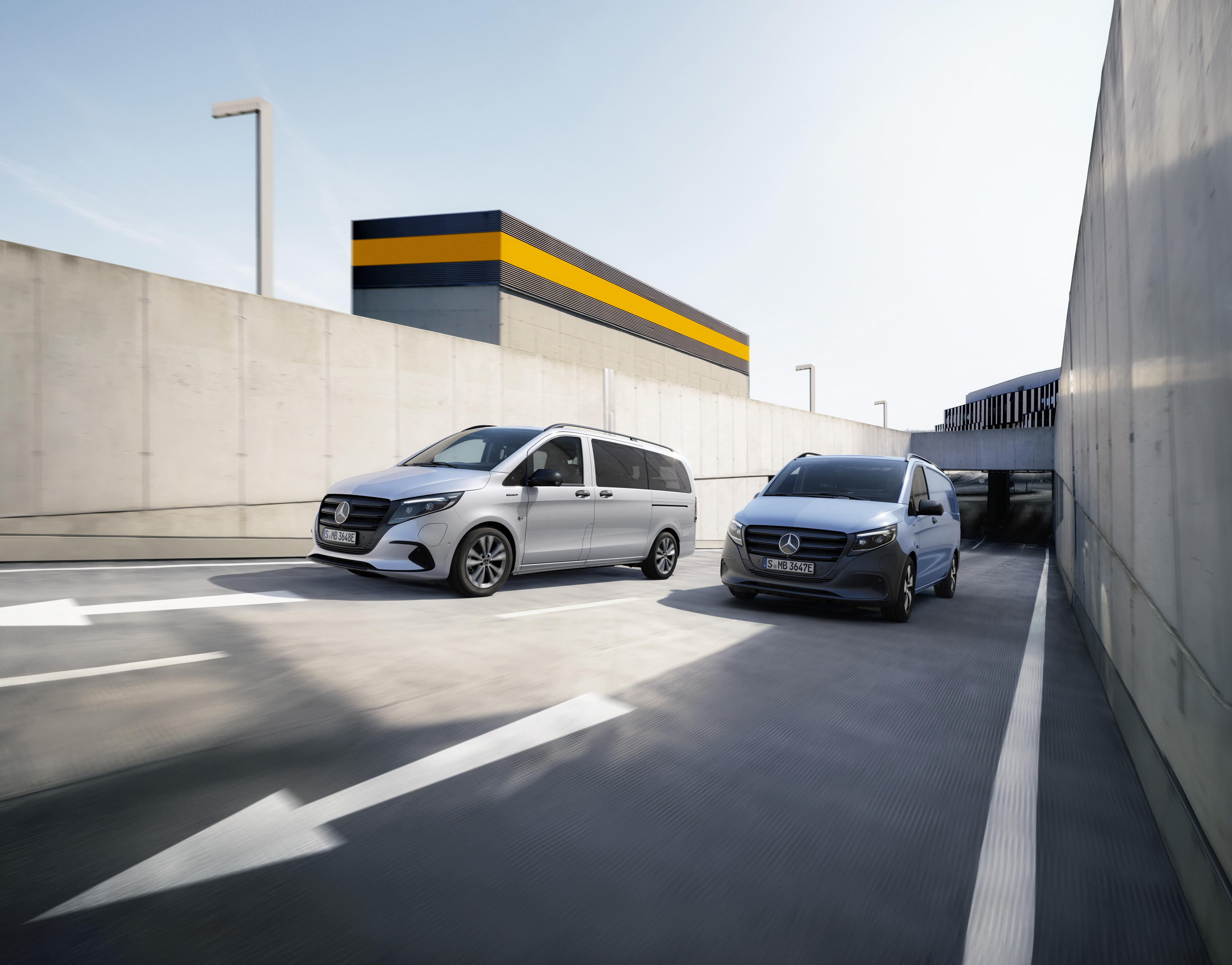 eVito Tourer és eVito zárt áruszállító | Mercedes-Benz A Mercedes-Benz eVito Tourer és eVito zárt áruszállító halad egy úton.