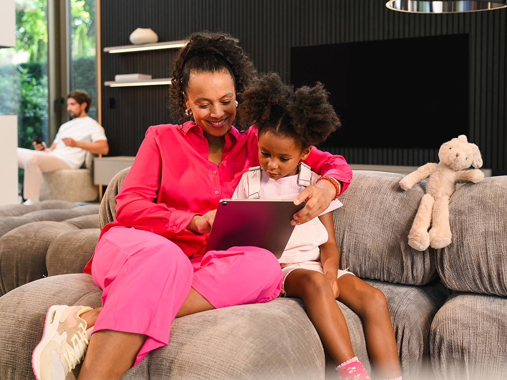 Zákaznický portál | Finanční služby | Mercedes-Benz Žena s tabletem na sedadle.