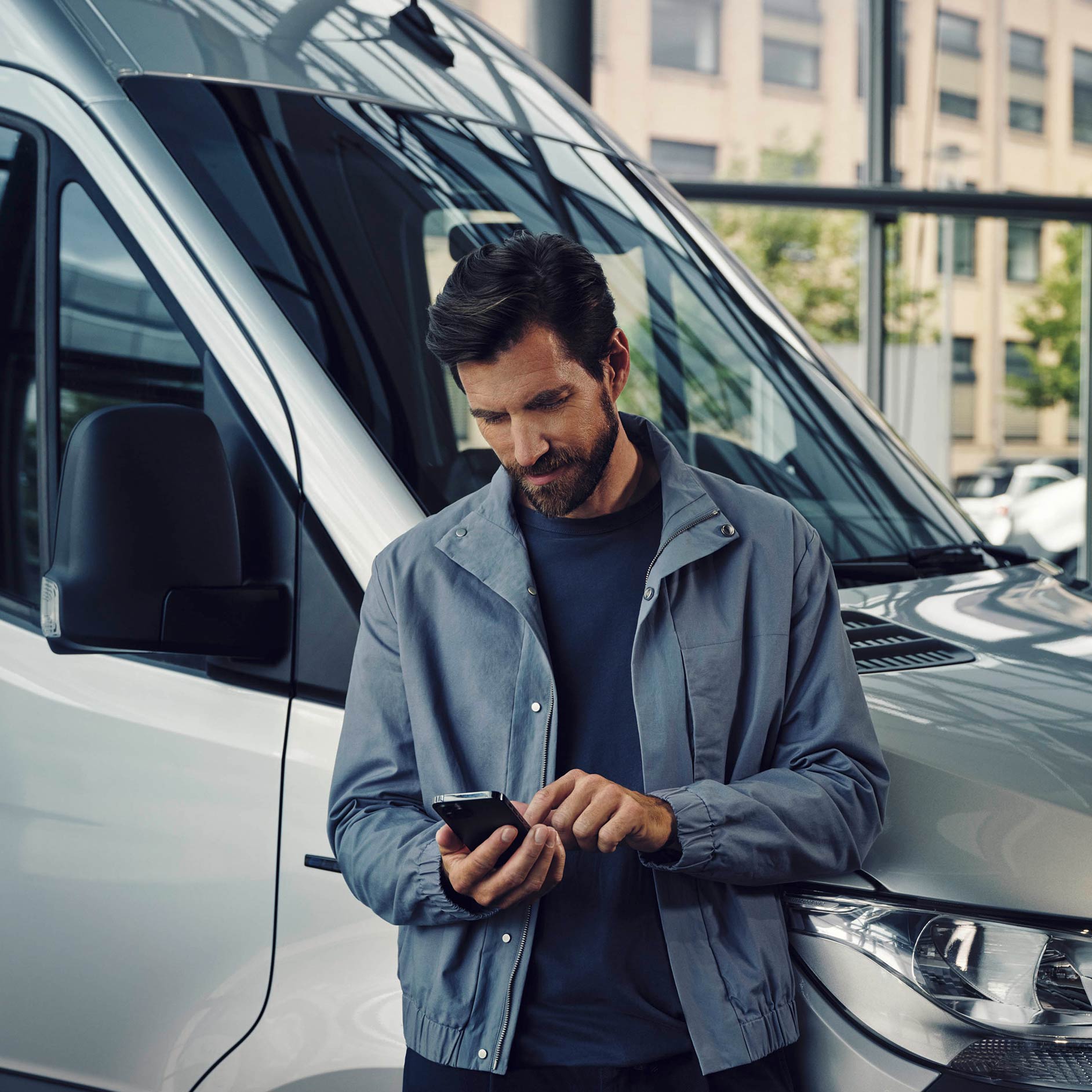 Előfizetés | Pénzügyi szolgáltatások | Mercedes-Benz Transzporterek Egy férfi egy fehér Mercedes-Benz eSprinter Van mellett áll és telefonál