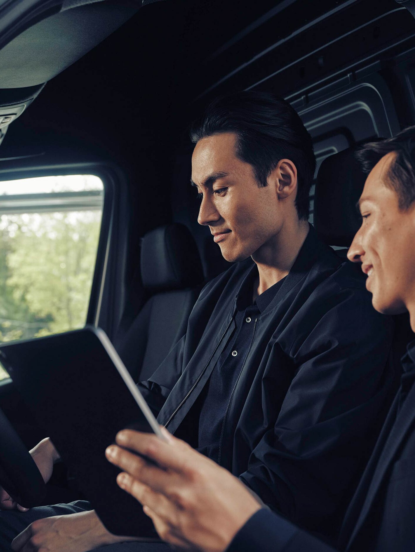 Egy férfi beszélget egy márkakereskedővel a Mercedes-Benz eSprinter Van-ban