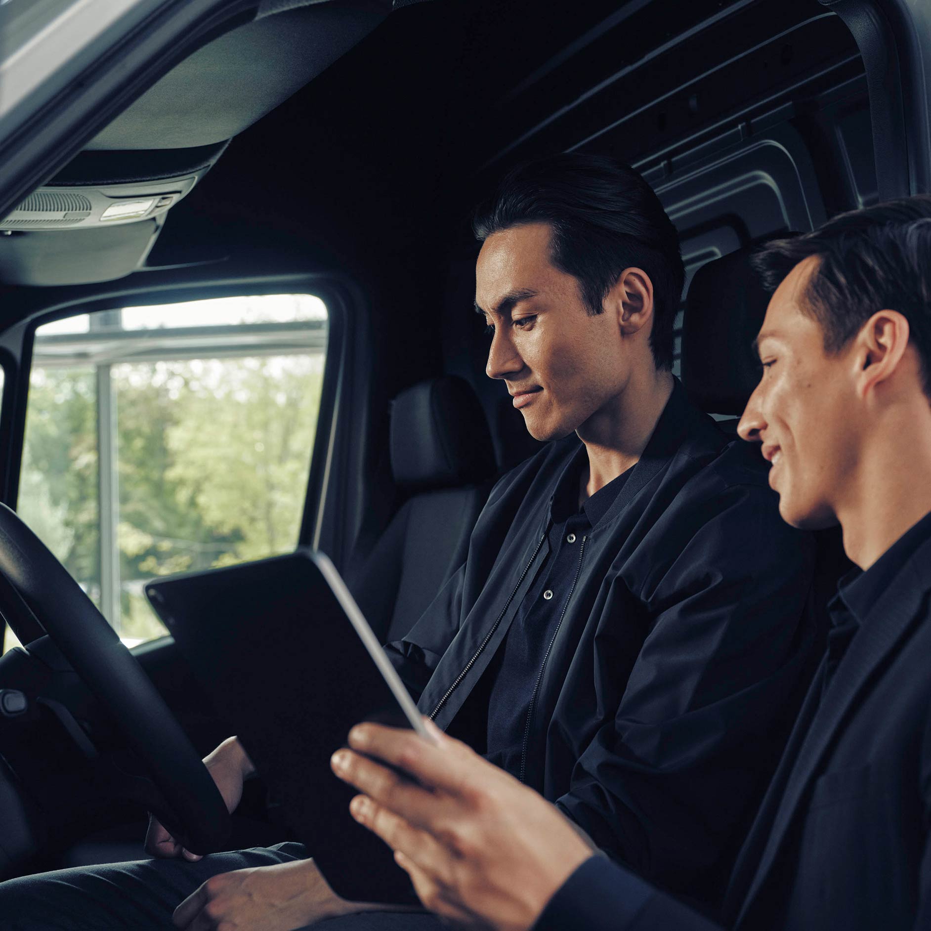 Biztosítás | Pénzügyi szolgáltatások | Mercedes-Benz Transzporterek Egy férfi beszélget egy márkakereskedővel a Mercedes-Benz eSprinter Van-ban