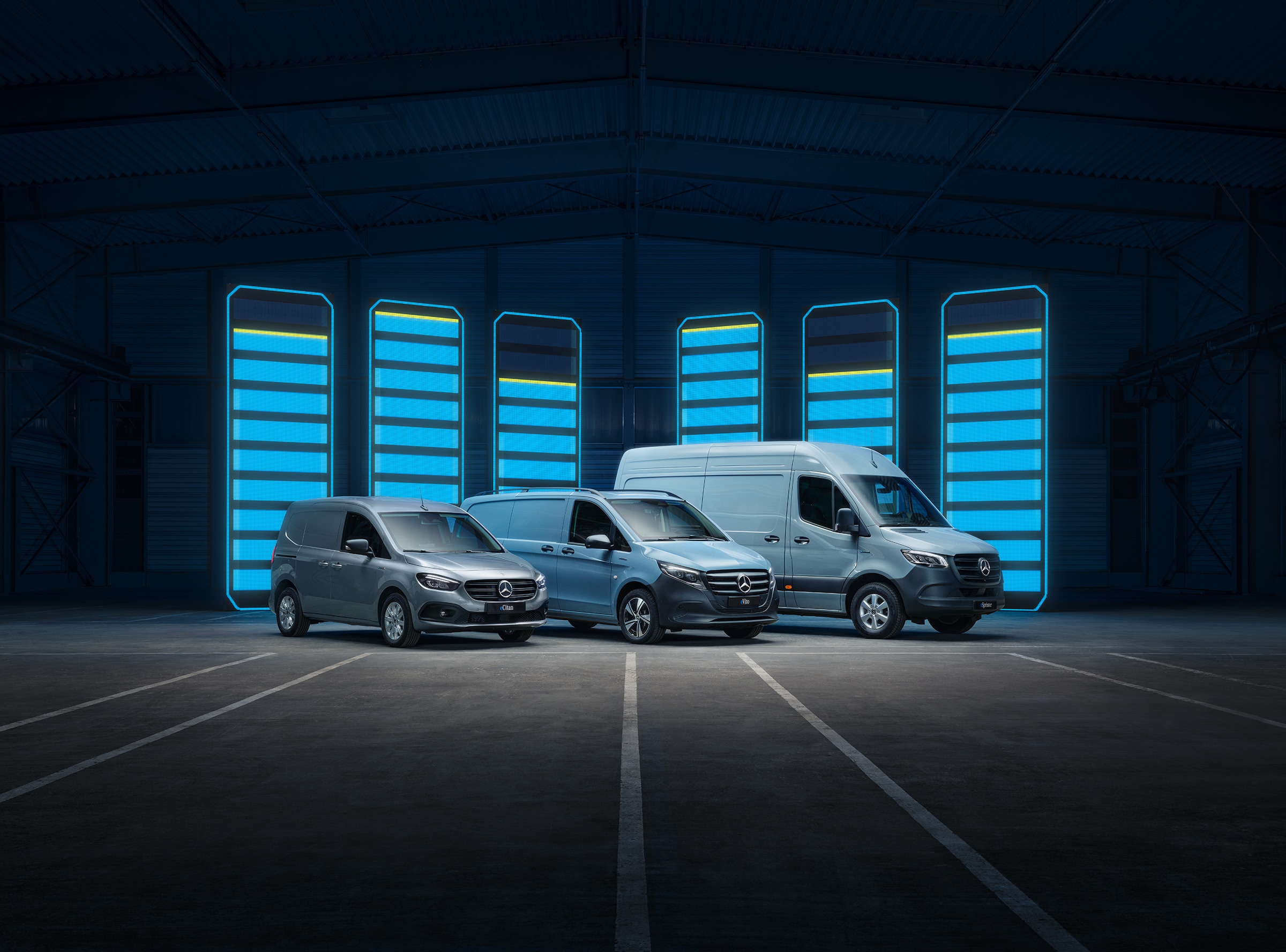 A Mercedes-Benz elektromos kishaszongépjármű modellpalettája | A haszongépjárművek történelme | Mercedes-Benz A Mercedes-Benz elektromos kishaszongépjármű modelljeit egy futurisztikus raktárban mutatták be, megvilágított töltőállomásokkal