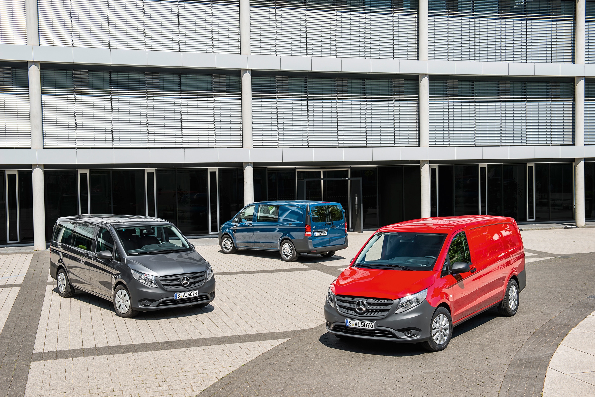 A Mercedes-Benz Vito harmadik generációja | Haszongépjárművek történelme | Mercedes-Benz Több Mercedes-Benz Vito áll egy modern irodaház előtt