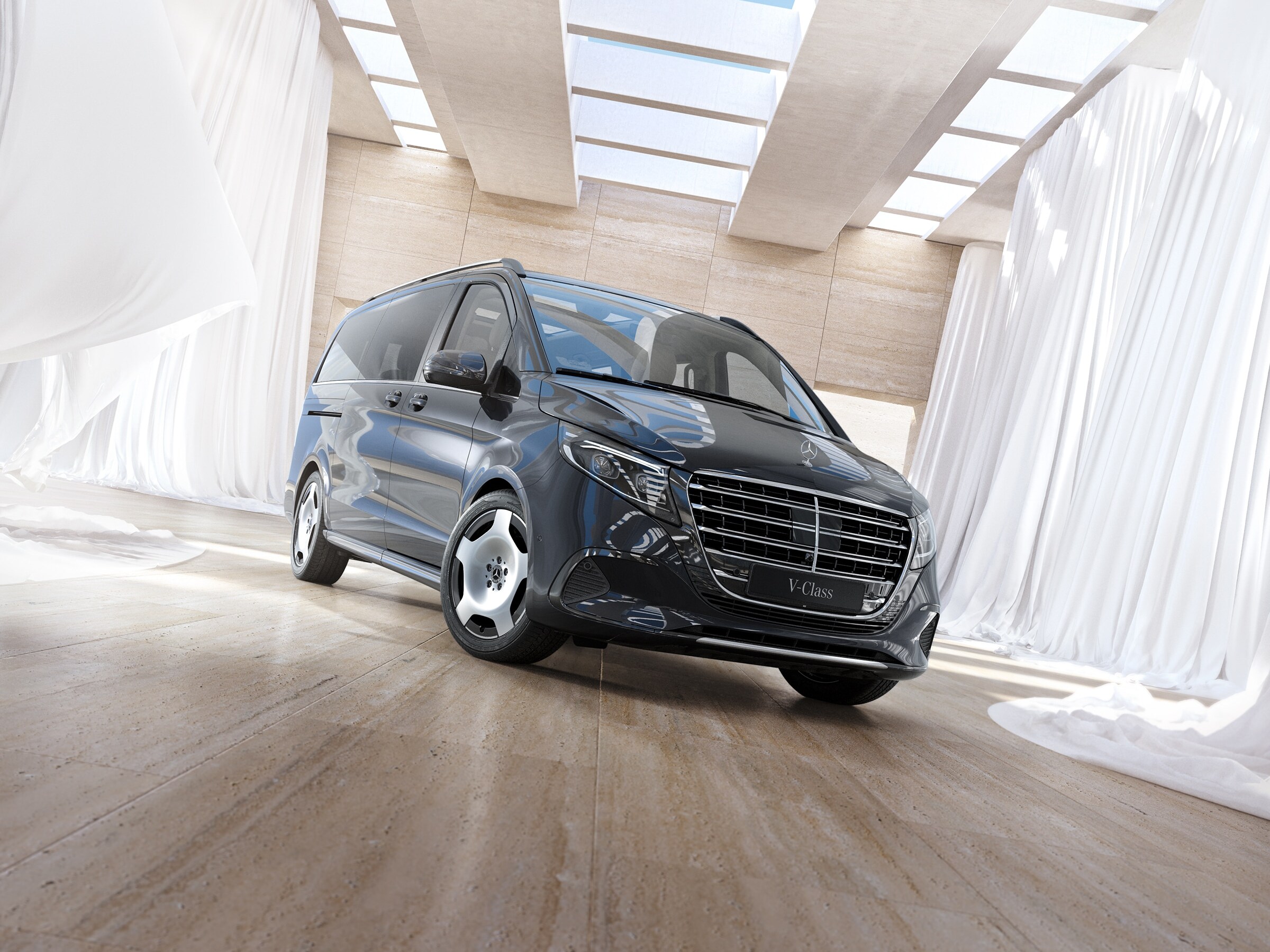 Mercedes-Benz V-osztályú személyszállító kishaszongépjármű, világos, modern belső térben, tetőablakokkal