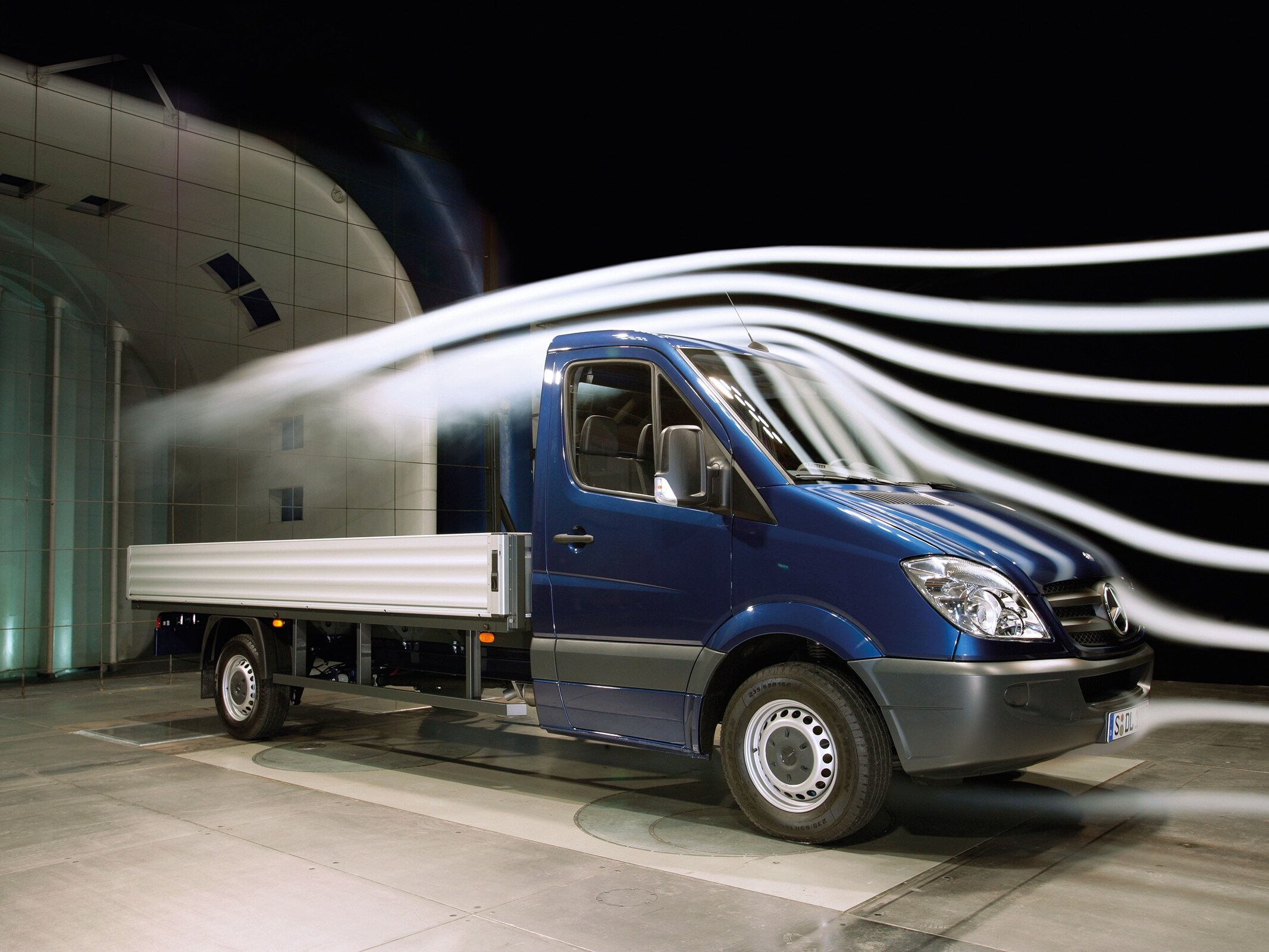 A Sprinter platós gépjármű a szélcsatorna-tesztelési létesítményben