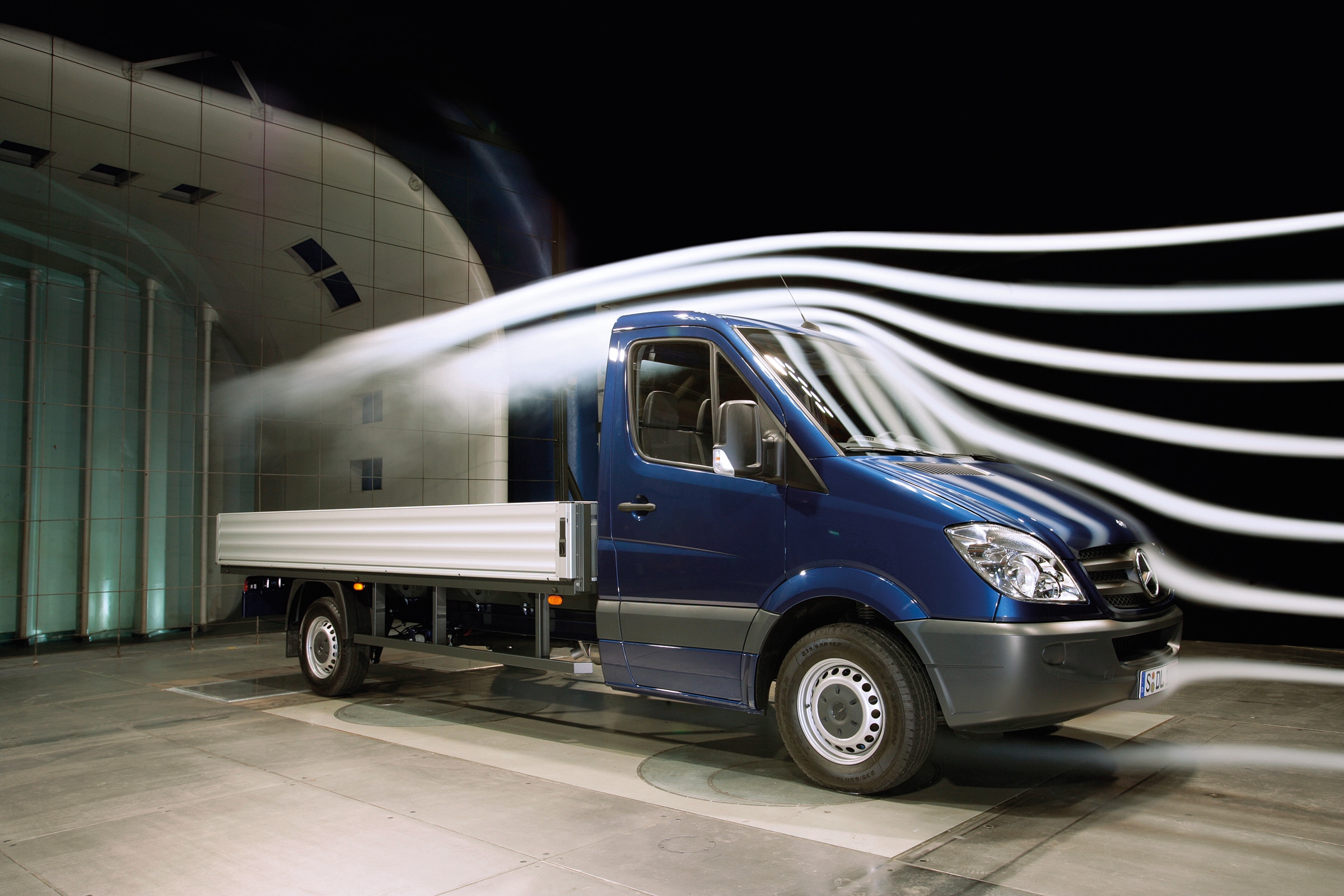 A második generációs Sprinter platós gépjármű | Haszongépjárművek történelme | Mercedes-Benz A Sprinter platós gépjármű a szélcsatorna-tesztelési létesítményben