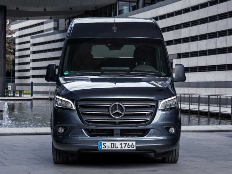 Mercedes-Benz Sprinter zárt áruszállító városi környezetben, elölnézetben.