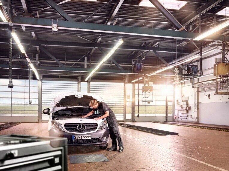 Mercedes-Benz kishaszongépjármű egy Mercedes-Benz műhelyben, karbantartás közben.