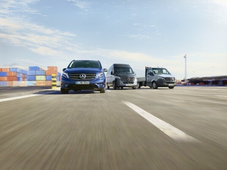 Mercedes-Benz Vito és Sprinter transzporter útközben, a háttérben tengeri konténerekkel.